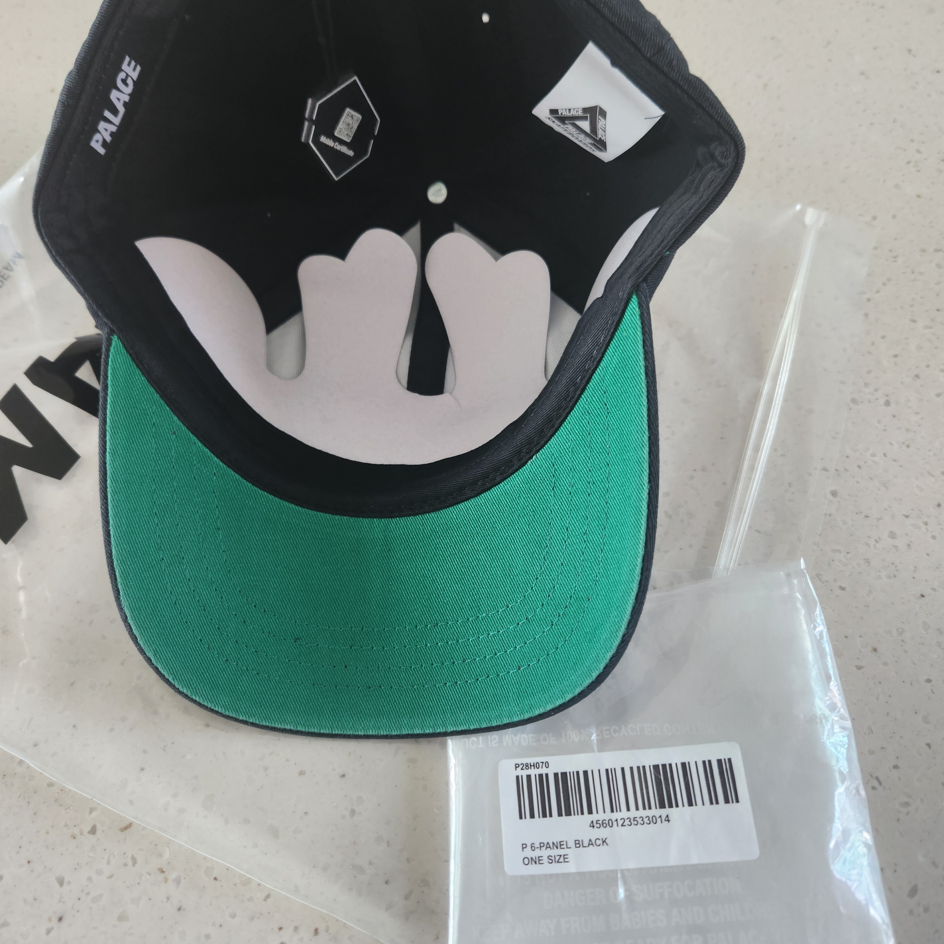 Palace P 6-Panel Black 착용 스타일 - 1