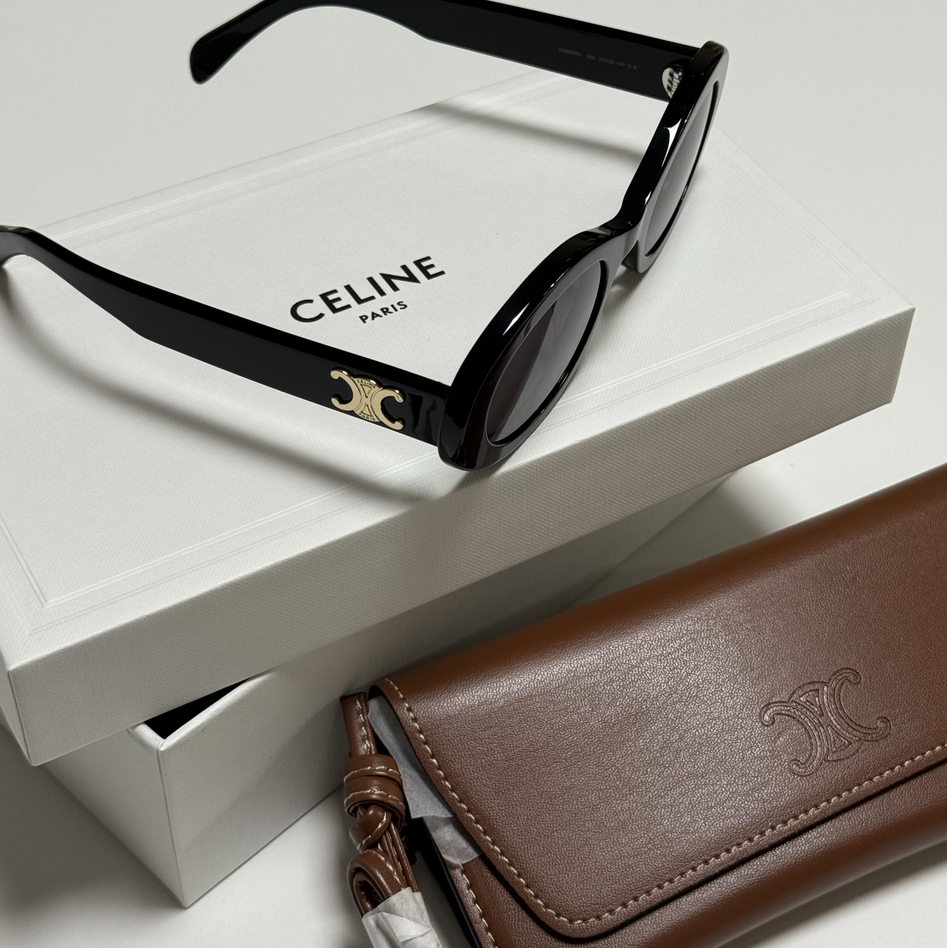 (W) Celine Triomphe 01 Sunglasses in Acetate Black 착용 스타일