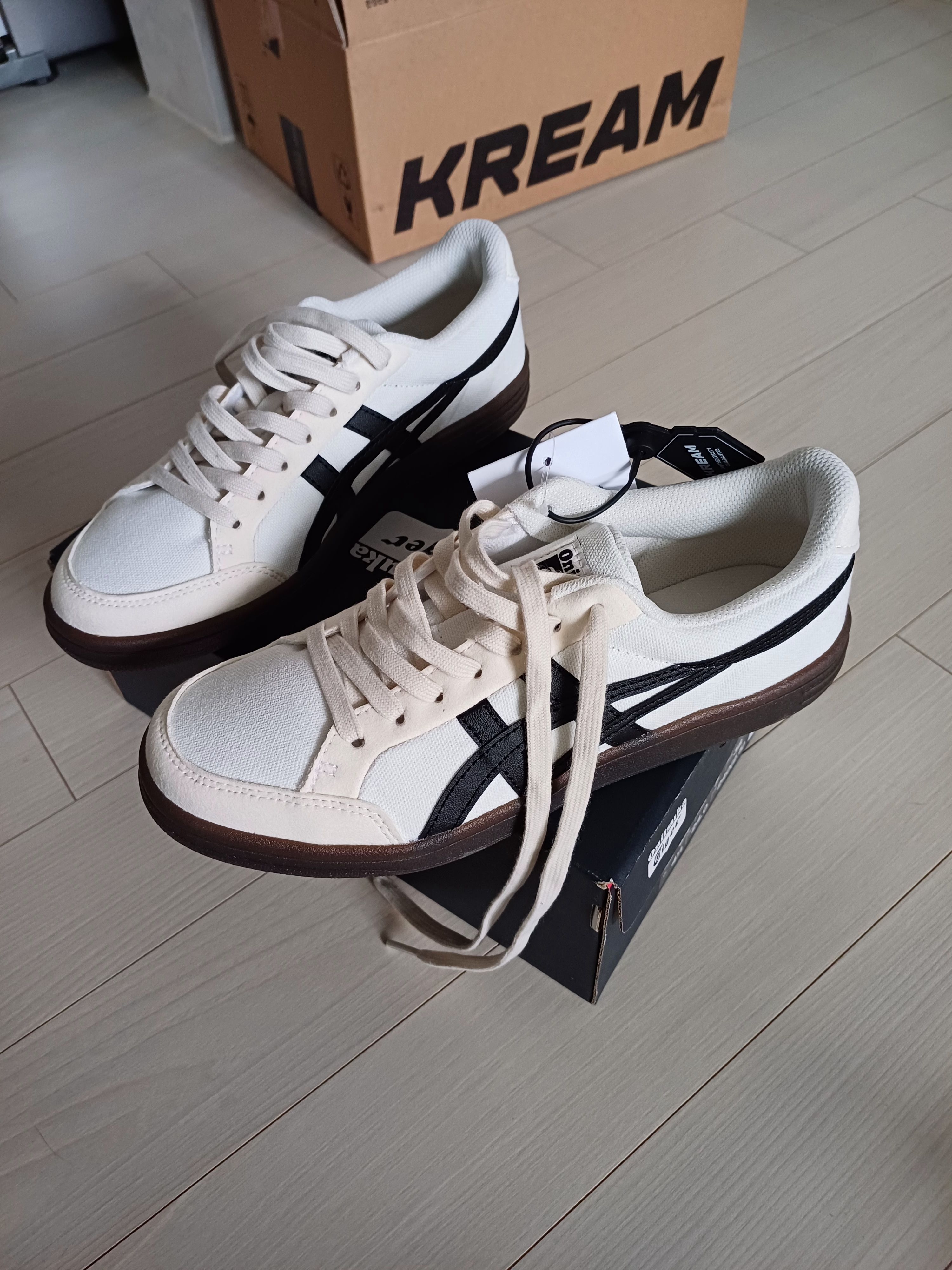 Onitsuka Tiger Advanti Cream White Black 착용 스타일 - 1