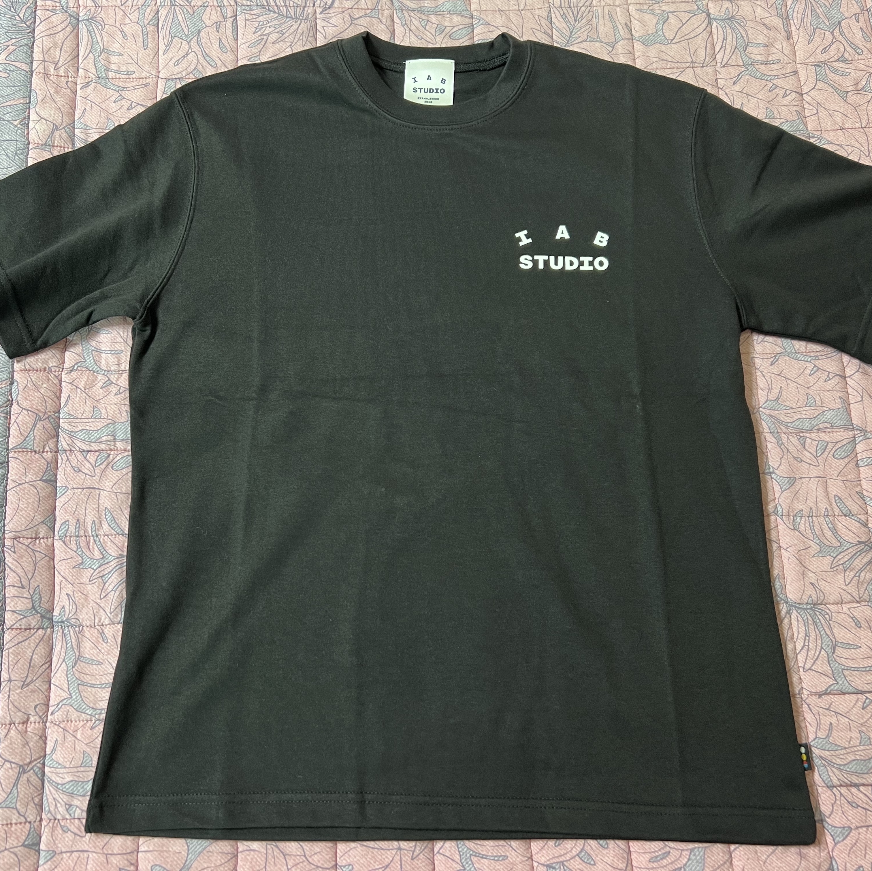 IAB Studio Basic T-Shirt Black White 착용 스타일 - 1