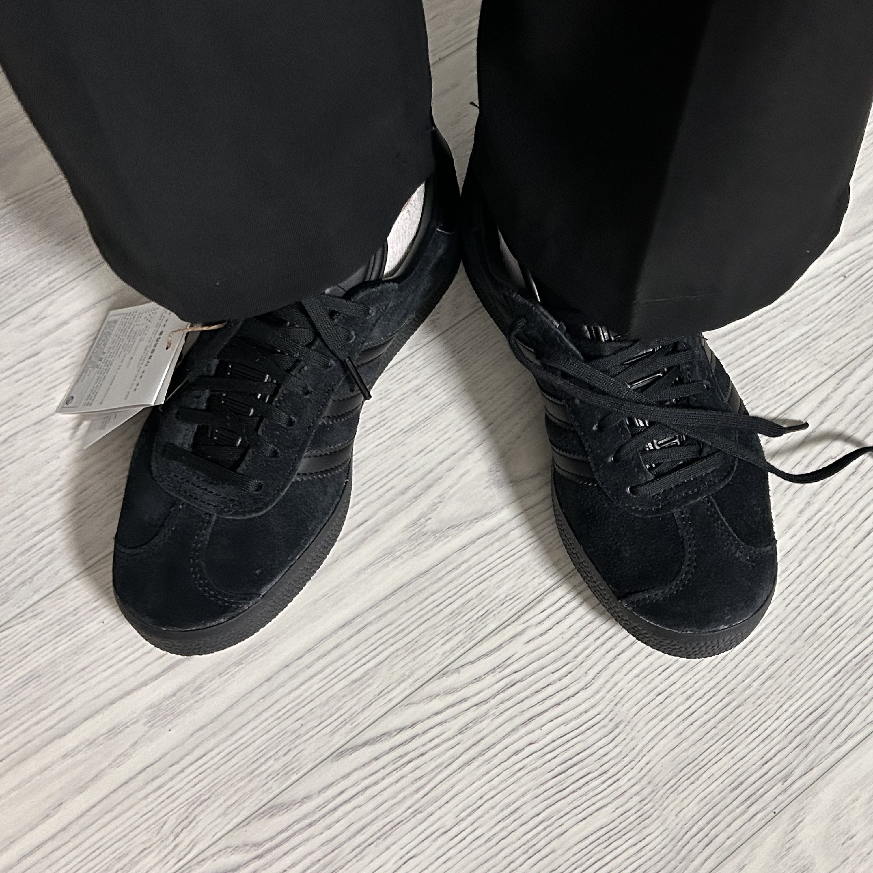 Adidas Gazelle Triple Black 착용 스타일 - 2