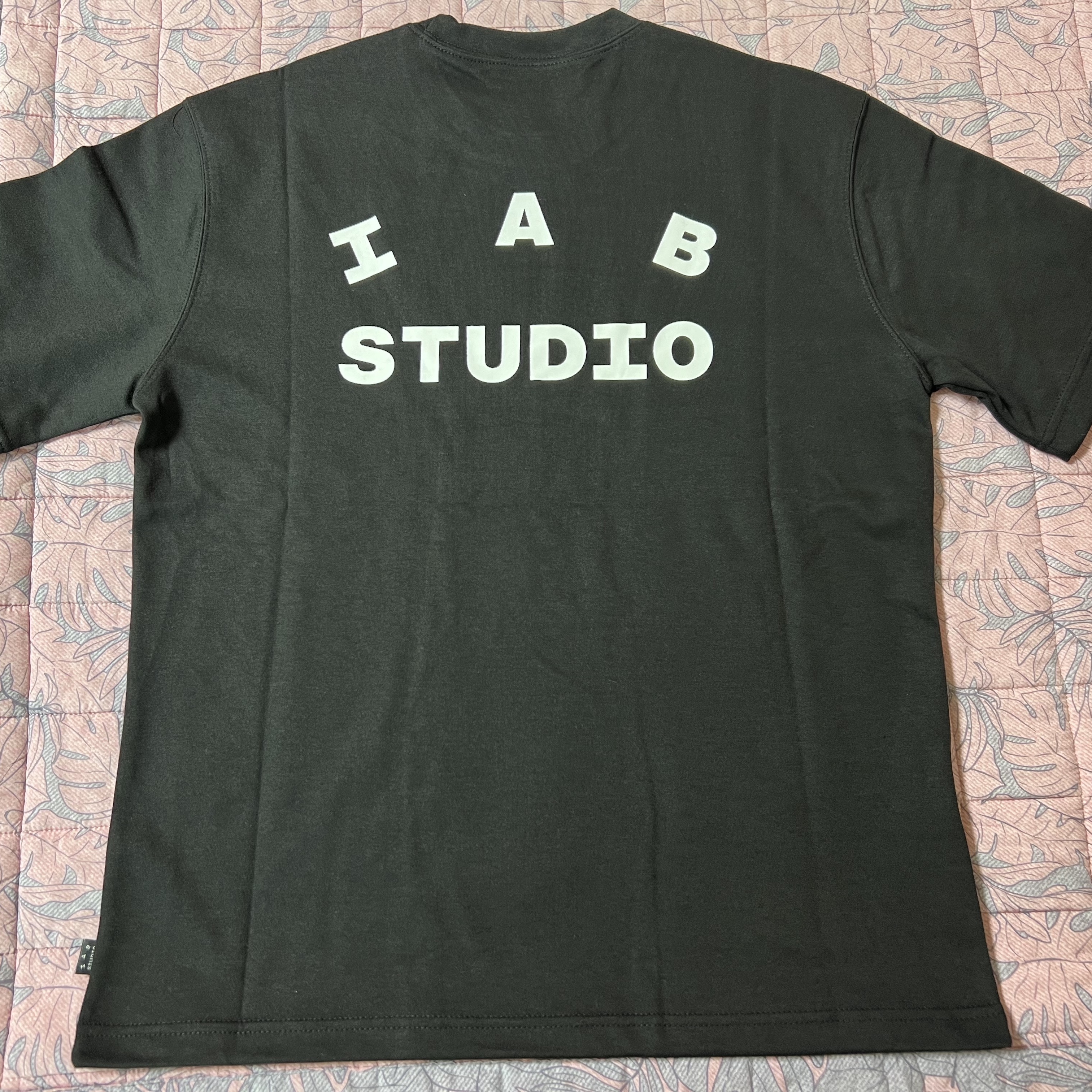 IAB Studio Basic T-Shirt Black White 착용 스타일 - 2