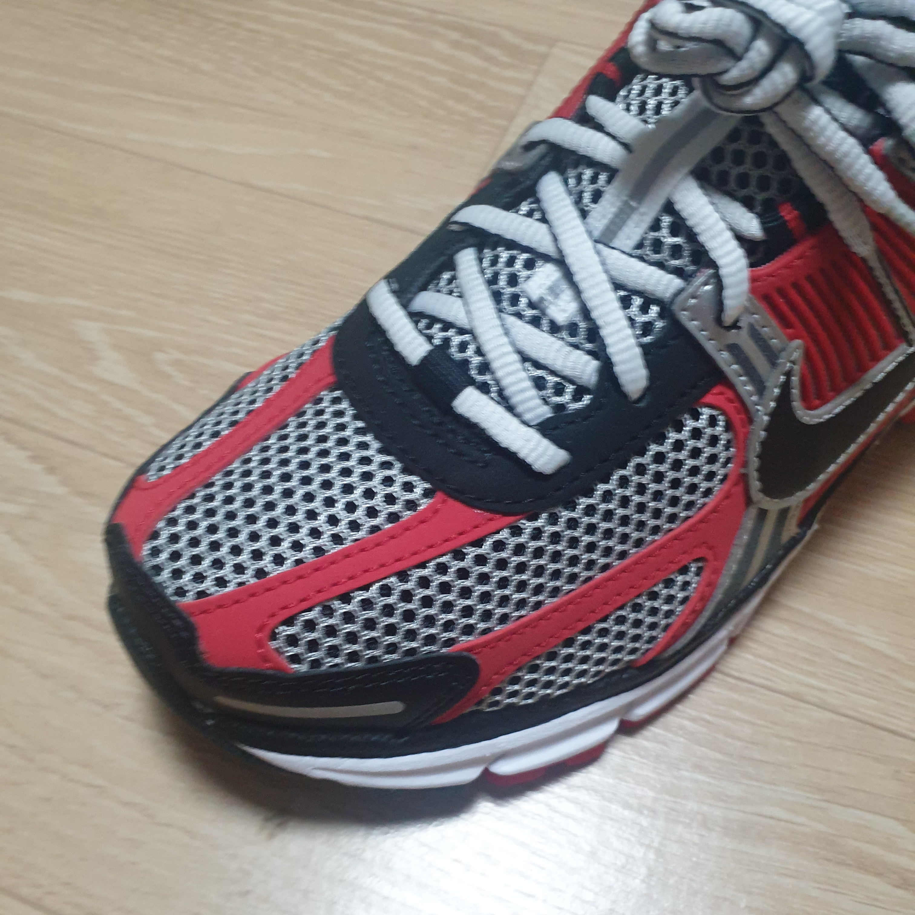 Nike Zoom Vomero 5 Metallic Silver University Red 착용 스타일