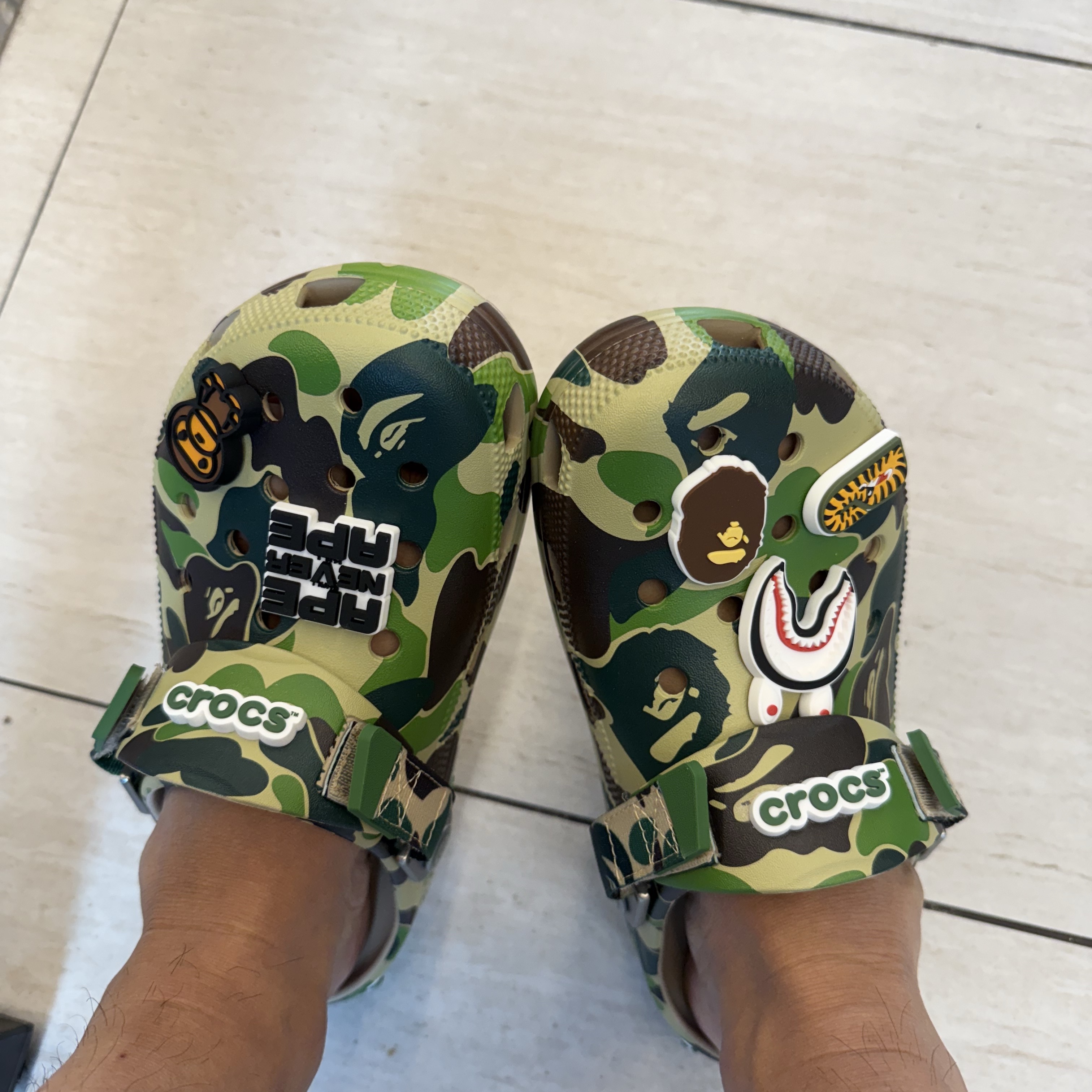 Crocs x BAPE Classic Clog Chai 착용 스타일