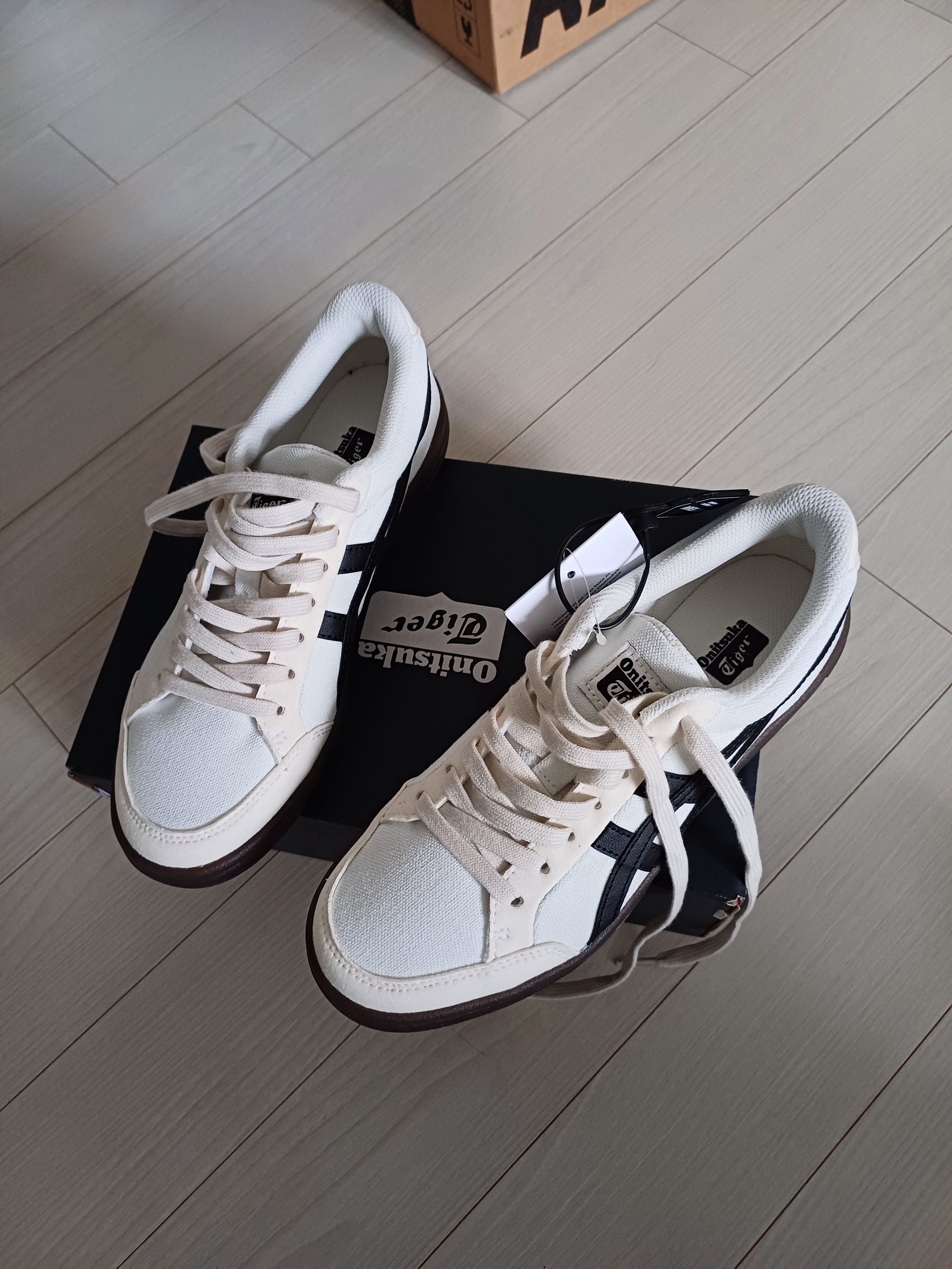 Onitsuka Tiger Advanti Cream White Black 착용 스타일 - 2