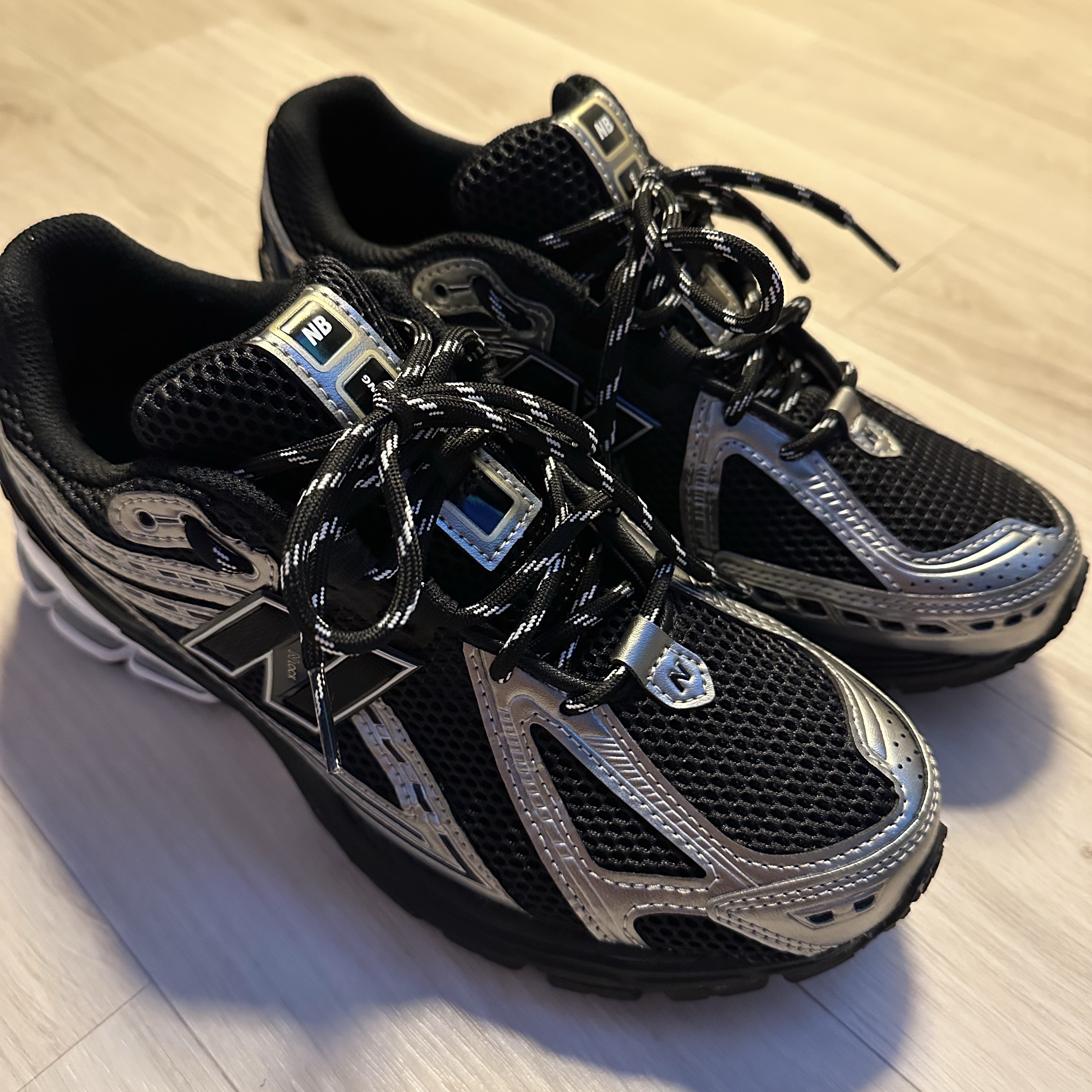New Balance 1906R Black Grey 착용 스타일 - 2