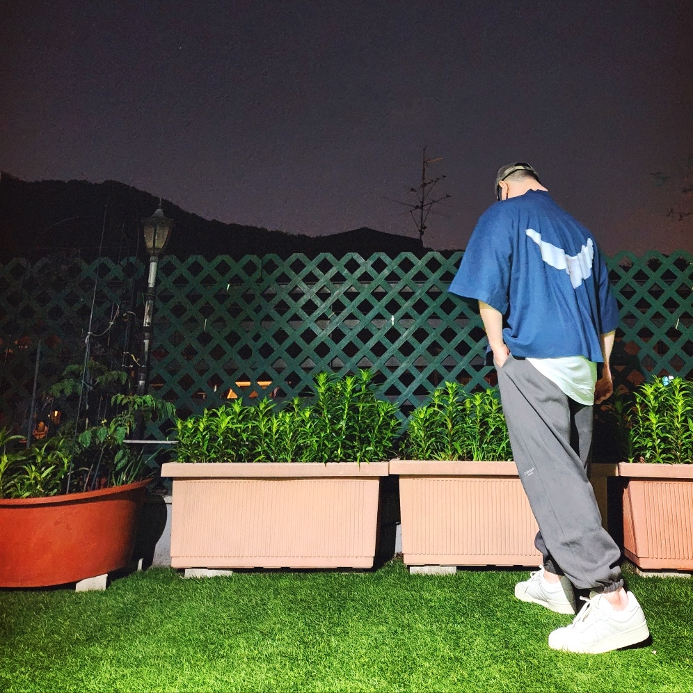 Yeezy Gap Engineered By Balenciaga Dove No Seam T-Shirt Dark Blue, Undermycar Mu.03 Anti Fxxking Logo Play Oversized Sweat Jogger Olive 착용 스타일 - 2