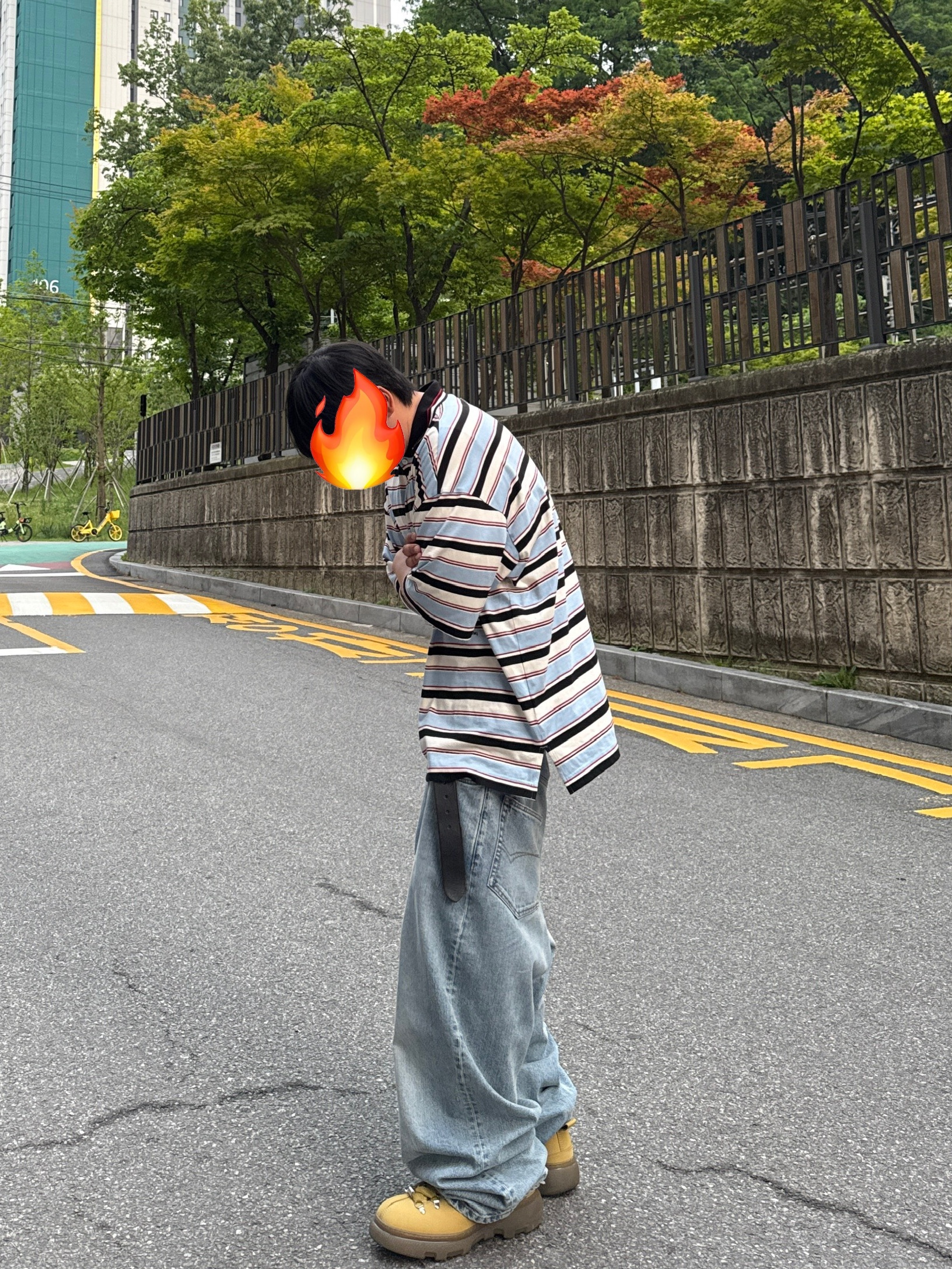 Balenciaga Baggy Pants Light Blue, (W) Burberry Nubuck Trek Boots Taupe 착용 스타일 - 2