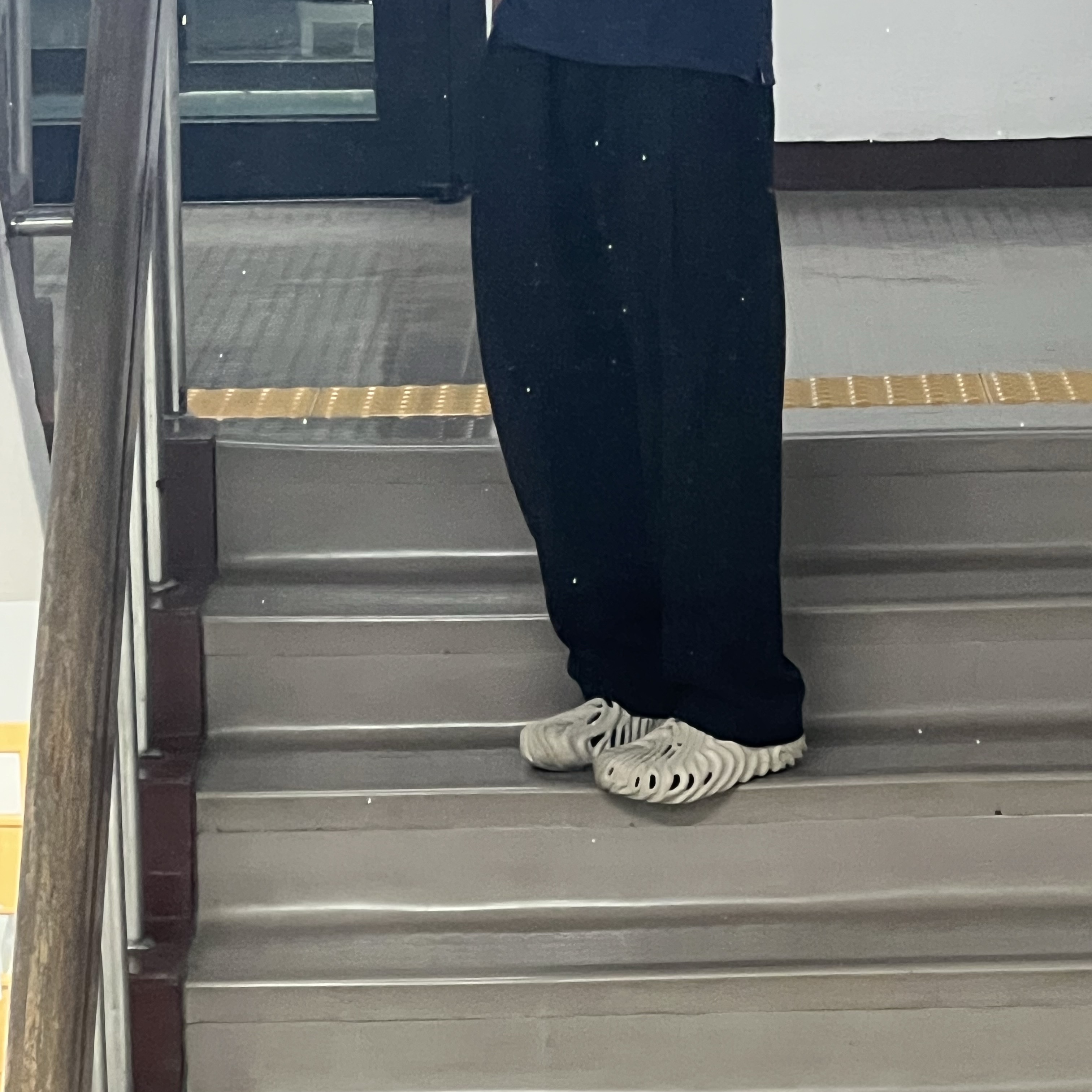 Crocs x Salehe Bembury Pollex Clog Horchata 착용 스타일 - 1