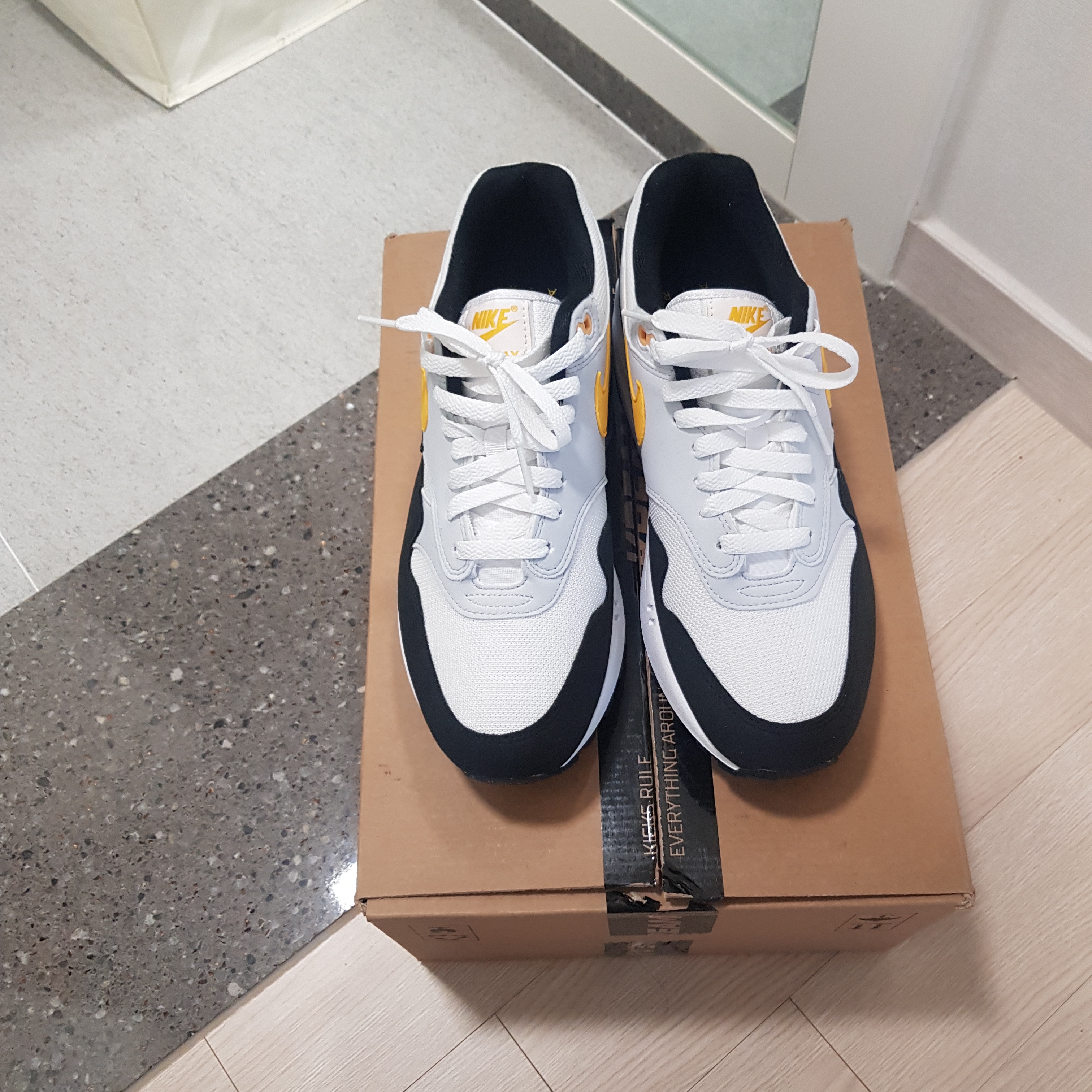 Nike Air Max 1 White University Gold 착용 스타일 - 2