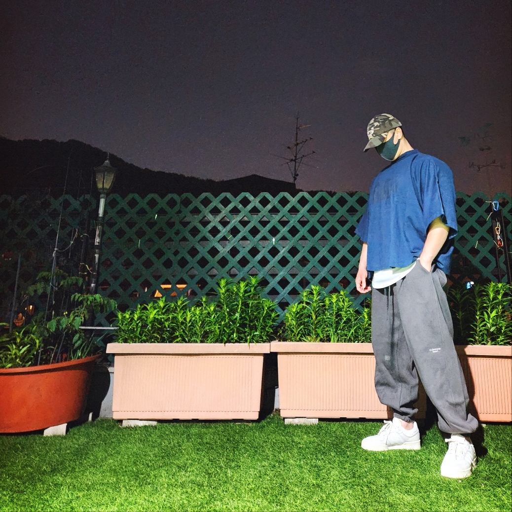 Yeezy Gap Engineered By Balenciaga Dove No Seam T-Shirt Dark Blue, Undermycar Mu.03 Anti Fxxking Logo Play Oversized Sweat Jogger Olive 착용 스타일 - 1
