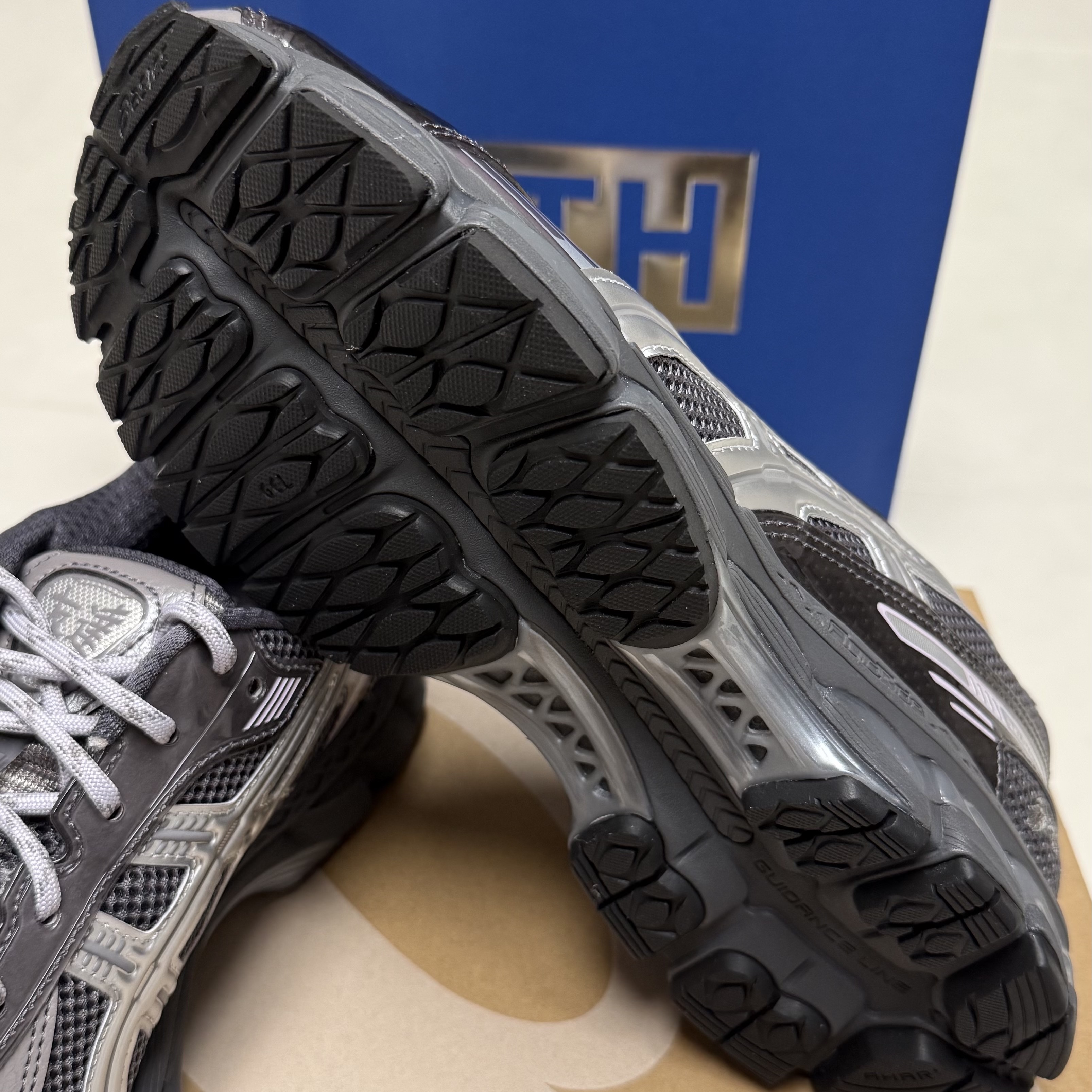 Asics x Kith Gel-Kayano 12.1 Tornado Pure Silver 착용 스타일 - 6