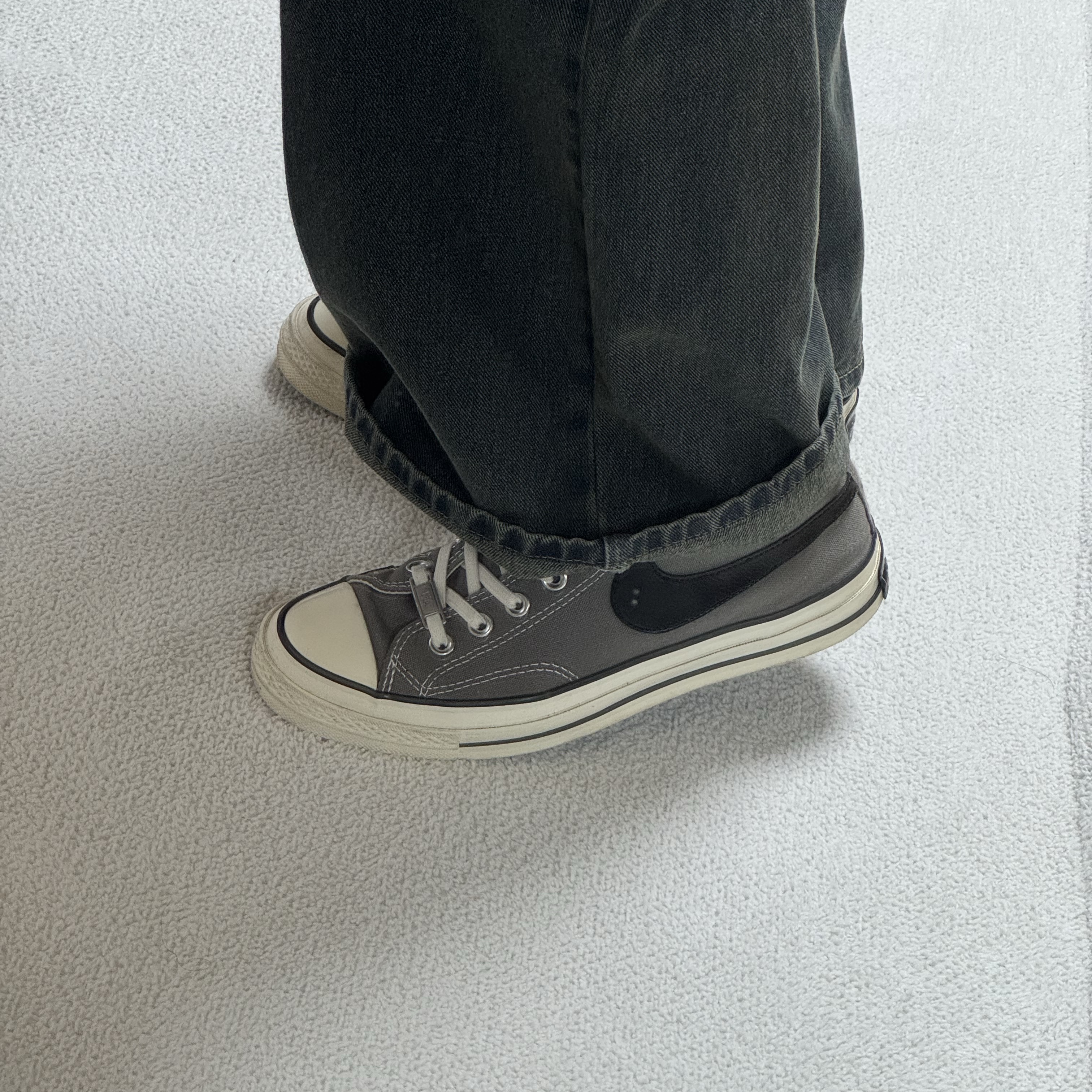 Converse Chuck 70 Hi Black, Converse x Play Comme des Garcons Chuck 70 Hi Steel Gray 착용 스타일 - 1