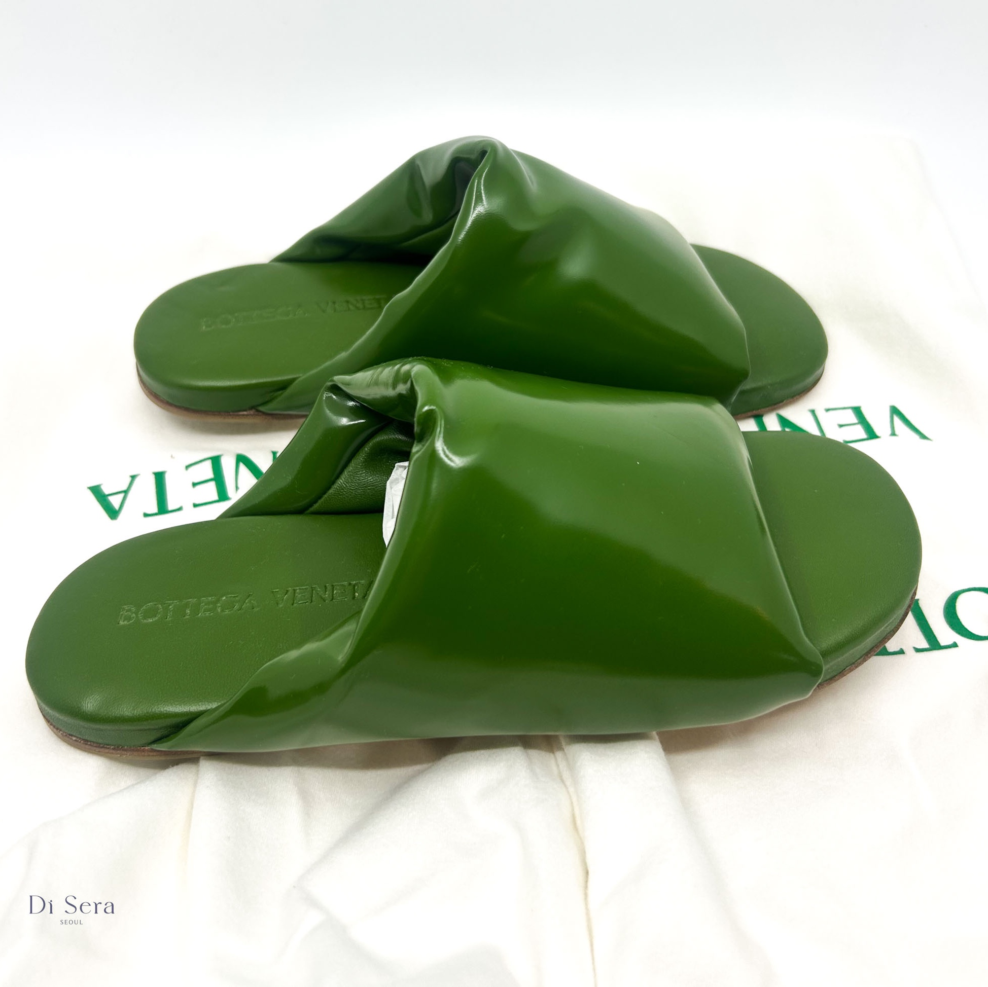 (W) Bottega Veneta Cushion Slides Jalapeno 착용 스타일 - 2