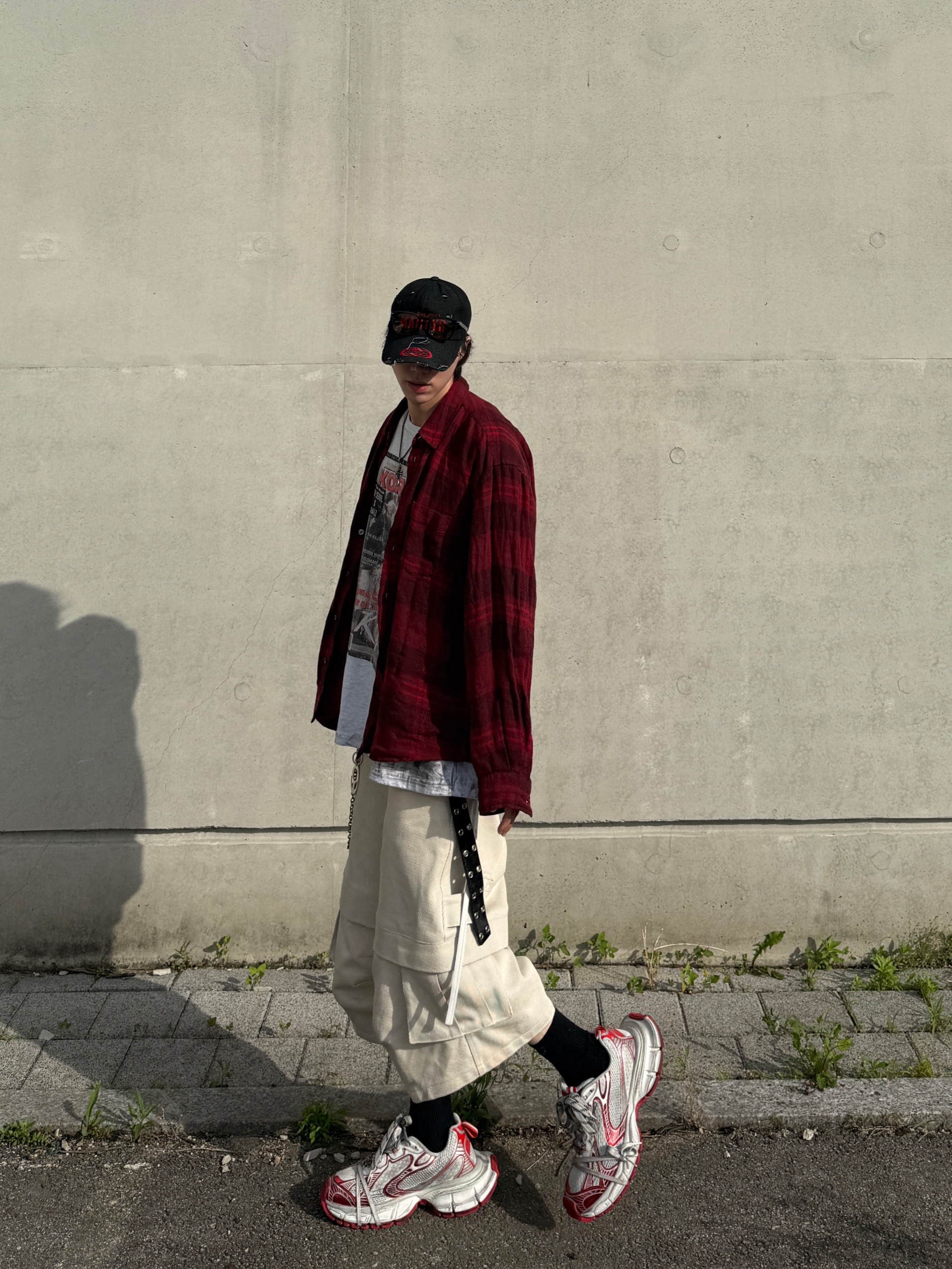 Hatchingroom Classic Shirt Linen Big Check Dark Red, Kamien Titan Bermuda Pants Light Beige 착용 스타일 - 5