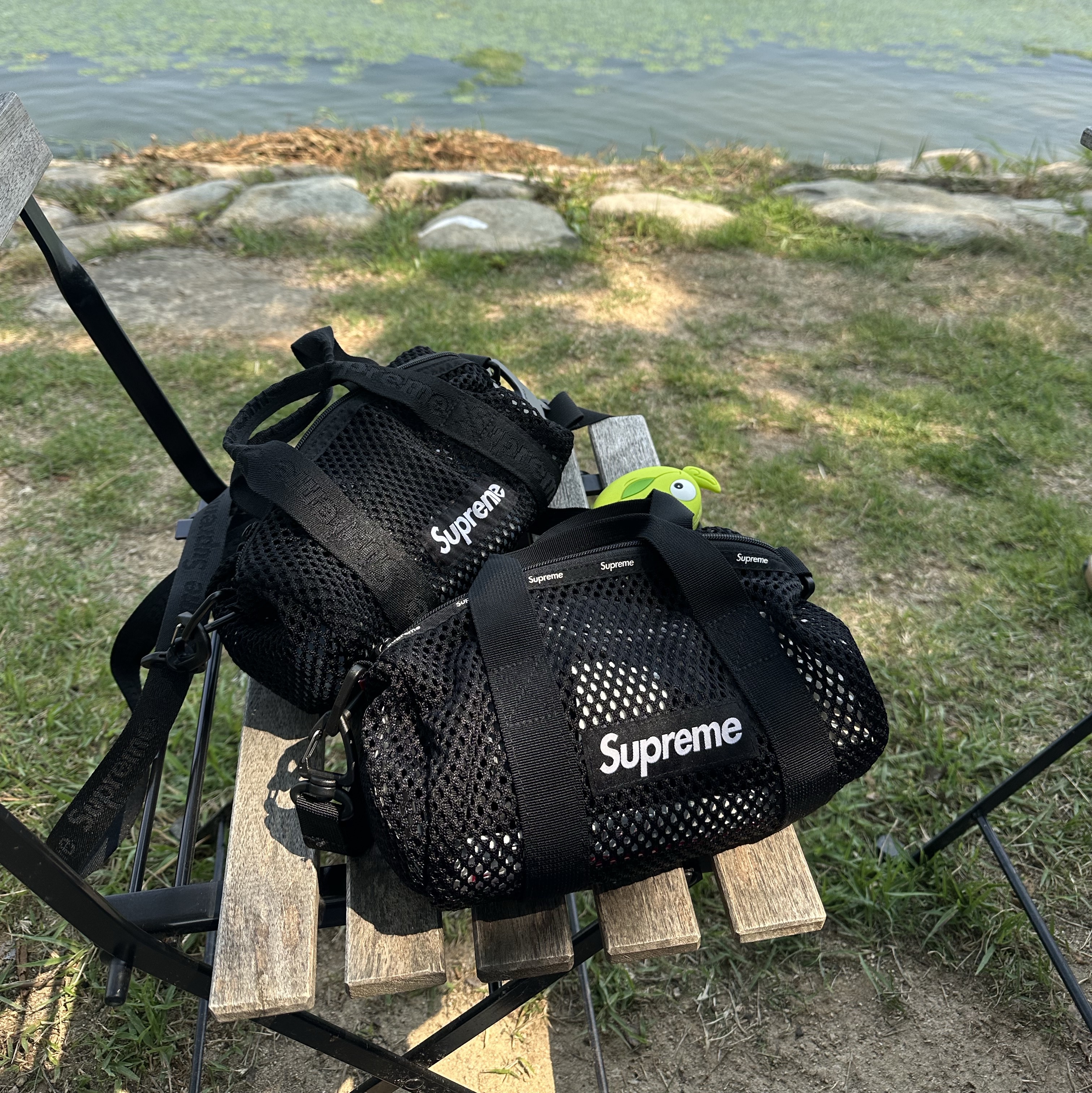 Supreme Mesh Mini Duffle Bag Black - 25SS, Supreme Mesh Mini Duffle Bag Black - 23SS 착용 스타일