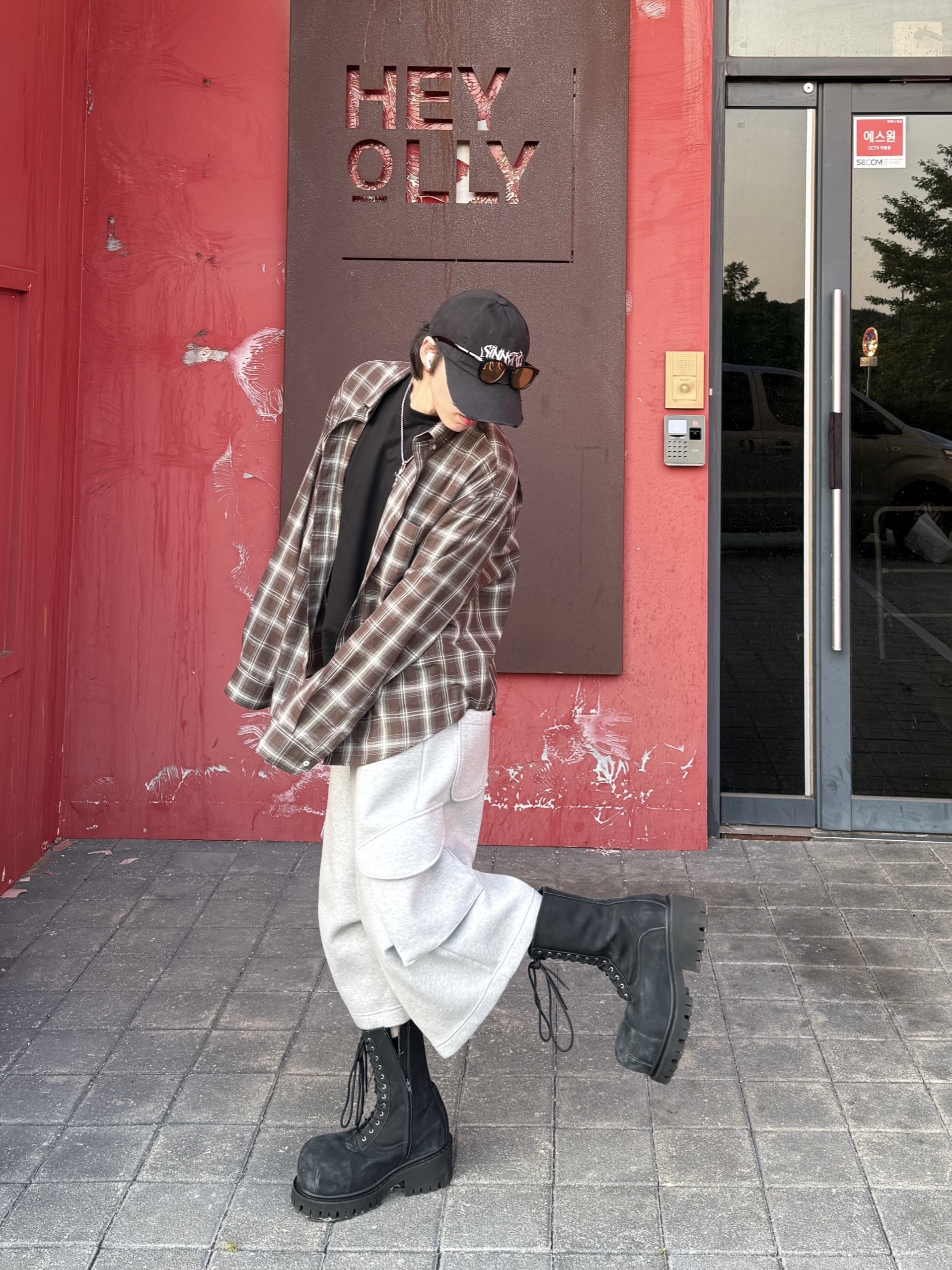 MJD x AAO Wide Cargo Bermuda Pants Grey, MJD Cropped Check Shirt Choco Brown 착용 스타일 - 9