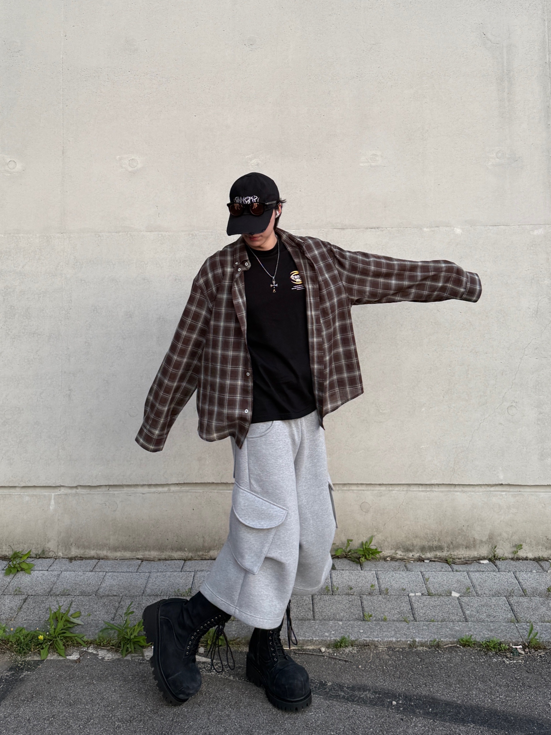 MJD x AAO Wide Cargo Bermuda Pants Grey, MJD Cropped Check Shirt Choco Brown 착용 스타일 - 10