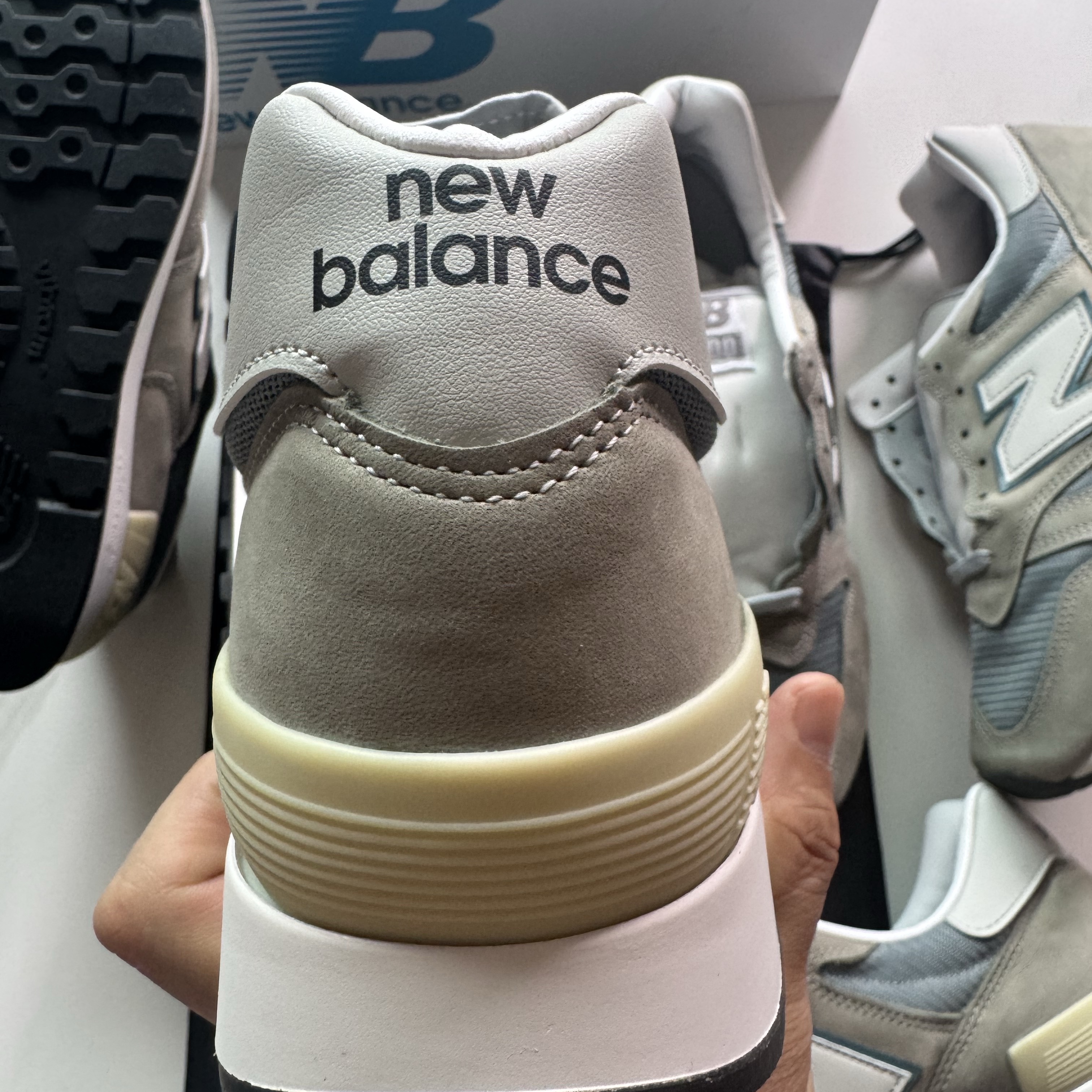 New Balance 1300 Made in USA Mirage Grey Monument 착용 스타일 - 3