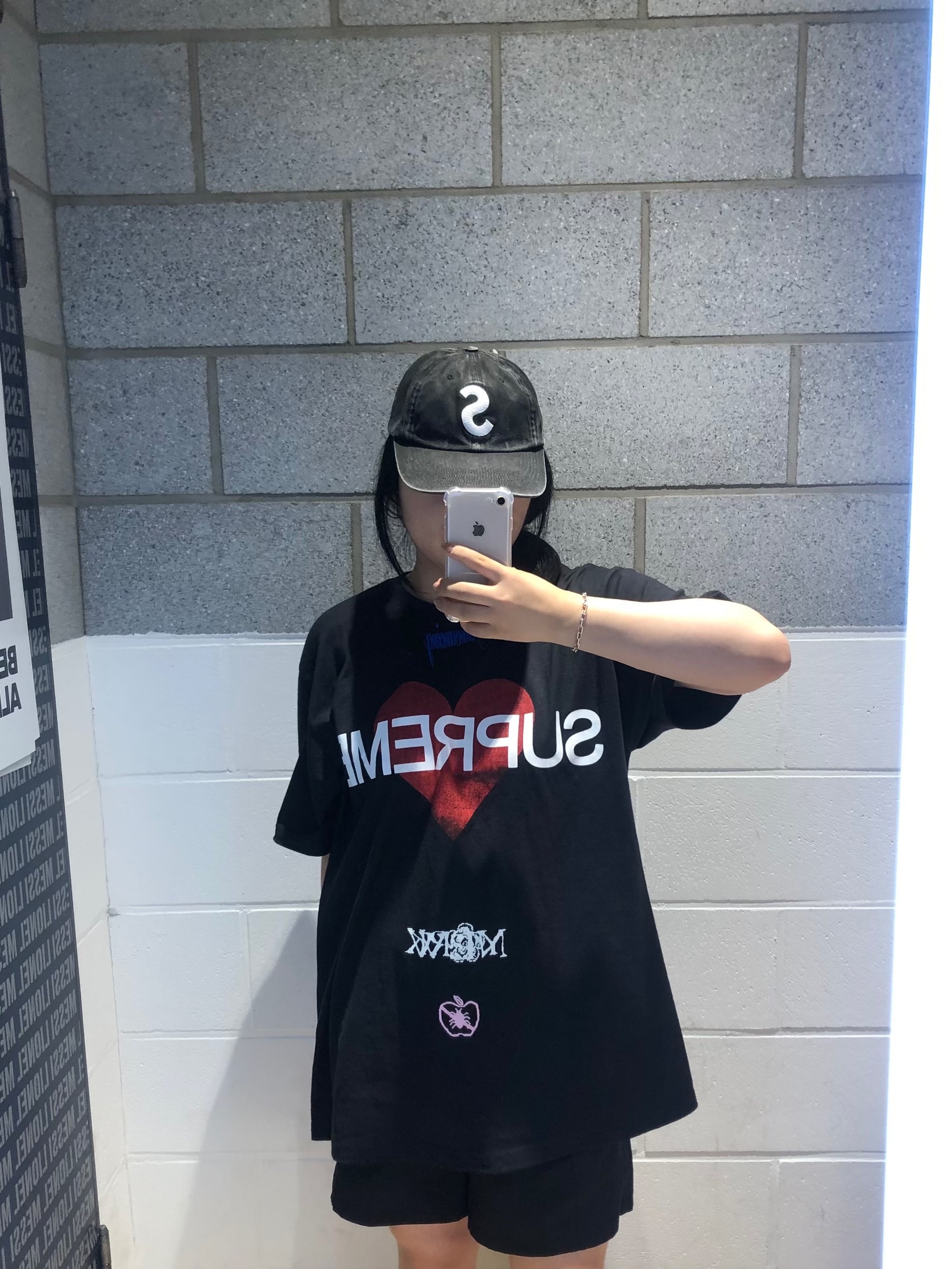 Supreme Announcing T-Shirt Black - 25SS, Supreme Pigment Coated S Logo 6-Panel Black - 25SS 착용 스타일