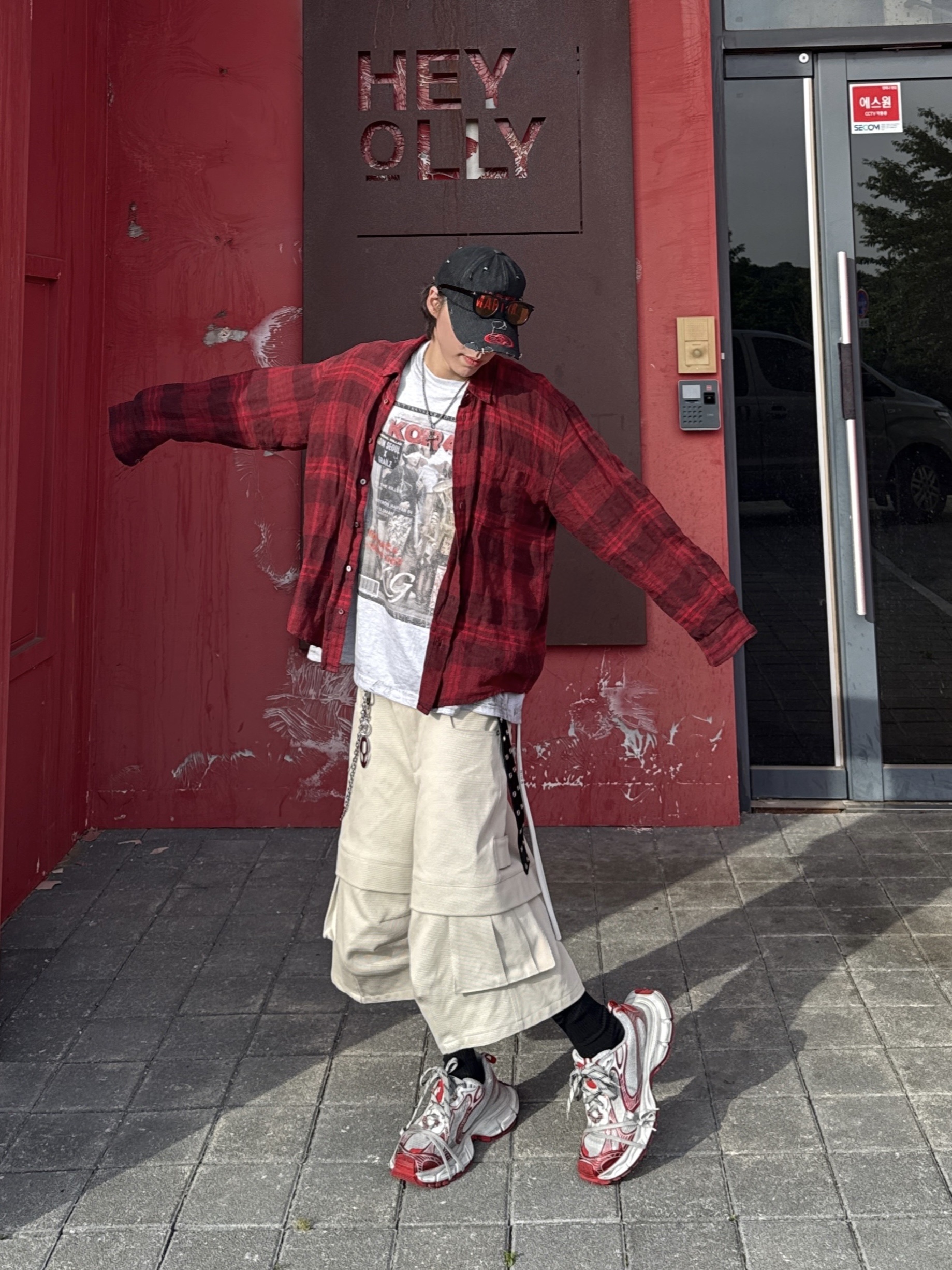 Hatchingroom Classic Shirt Linen Big Check Dark Red, Kamien Titan Bermuda Pants Light Beige 착용 스타일 - 6