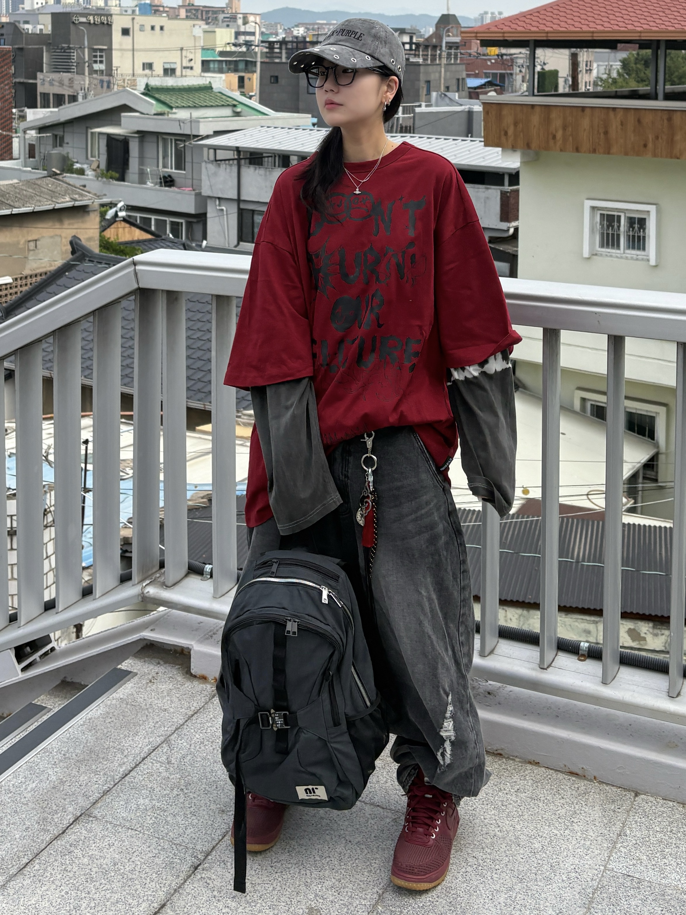 Ajobyajo PBA DBOF Collage T-Shirt Burgundy 착용 스타일 - 1