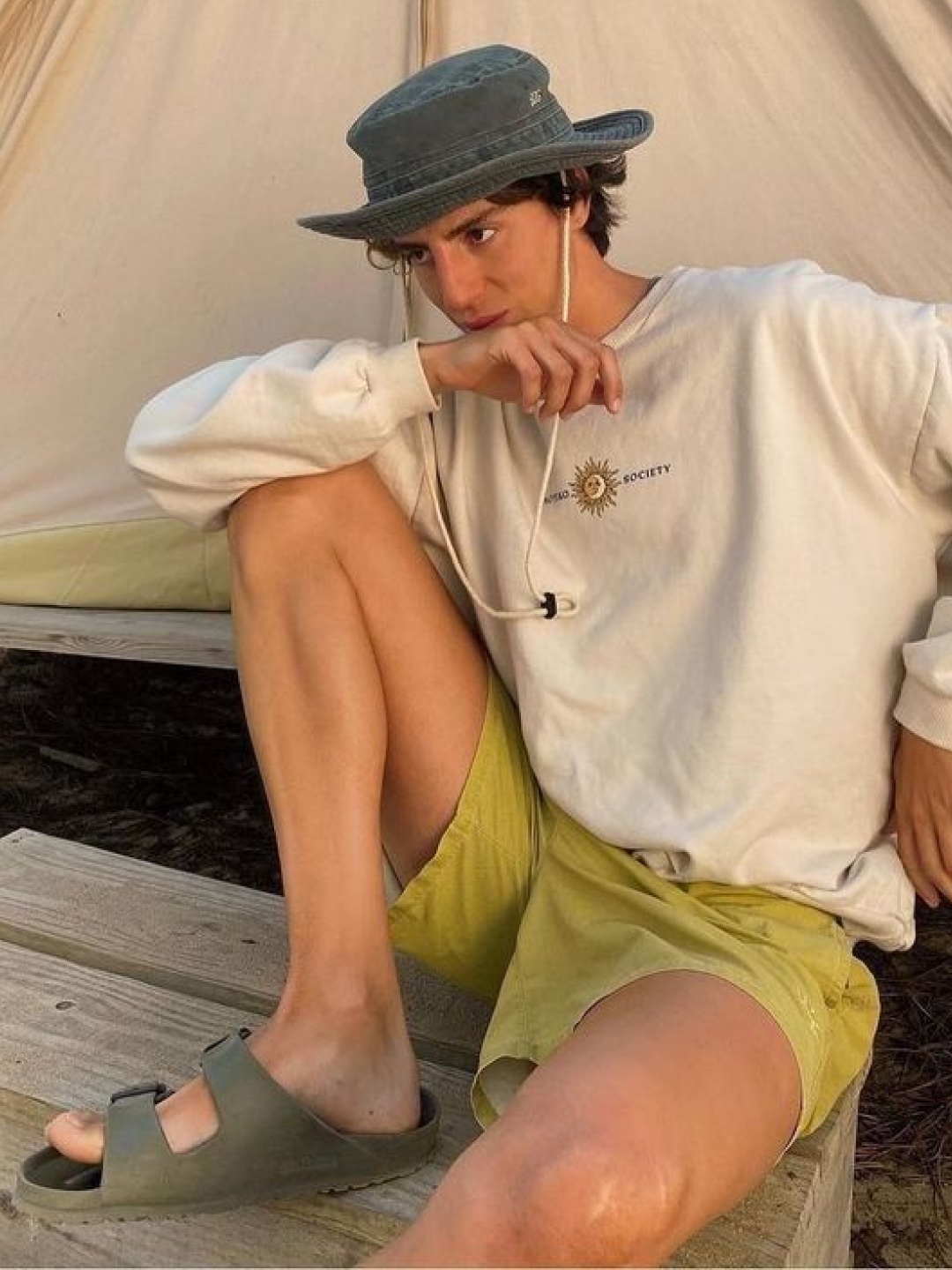 New Balance Kave Sandal Khaki, Birkenstock Arizona Essentials Eva Black - Regular 착용 스타일 - 2