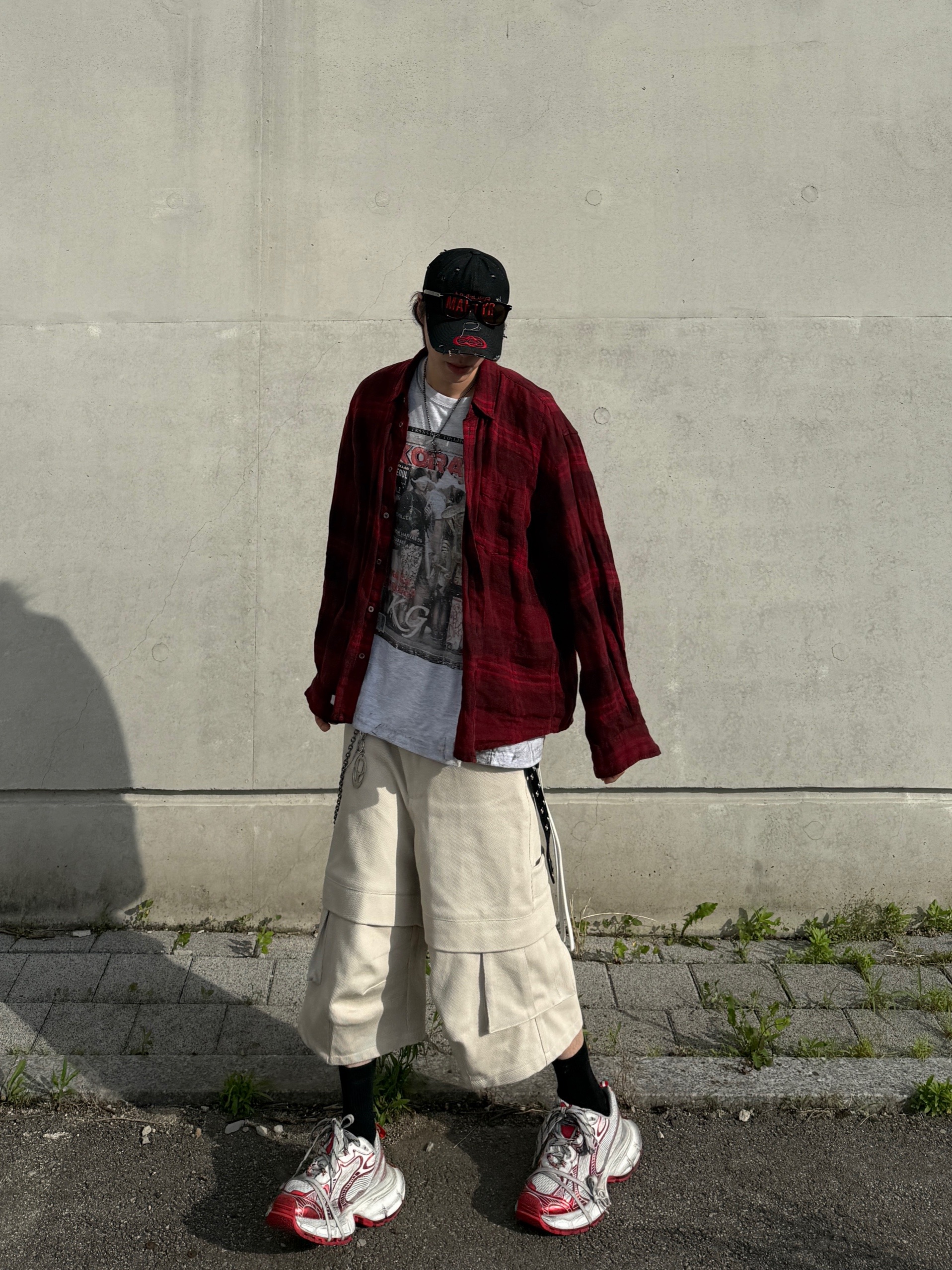 Hatchingroom Classic Shirt Linen Big Check Dark Red, Kamien Titan Bermuda Pants Light Beige 착용 스타일 - 4