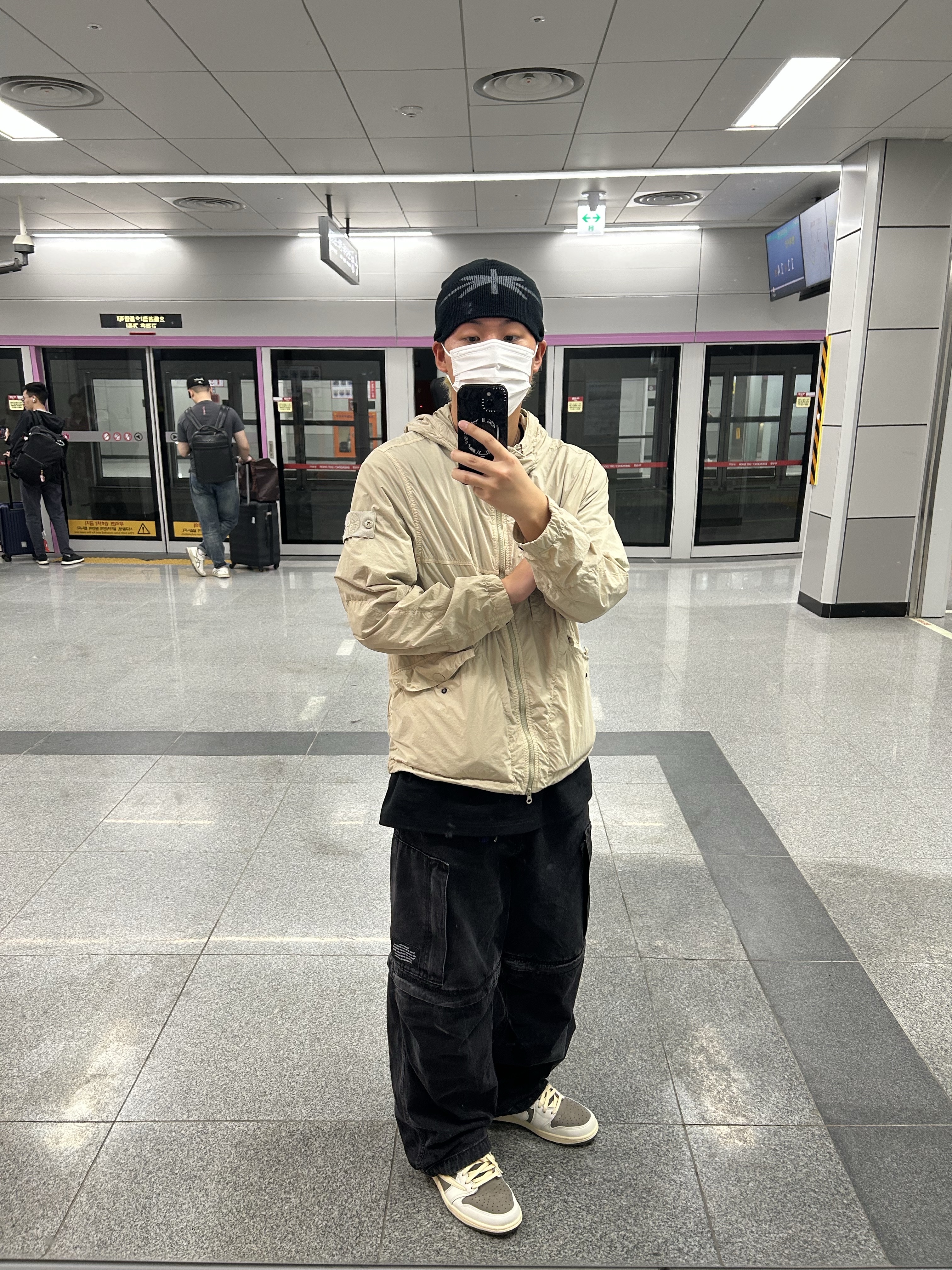 Jordan 1 x Travis Scott Retro Low OG SP Sail and Ridgerock, GU x Undercover Denim Convertible Wide Cargo Pants Dark Gray 착용 스타일 - 2