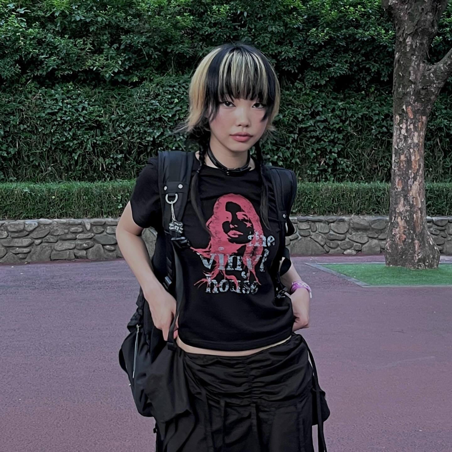 Thevinylhouse Vintage Woman Tee Black 착용 스타일
