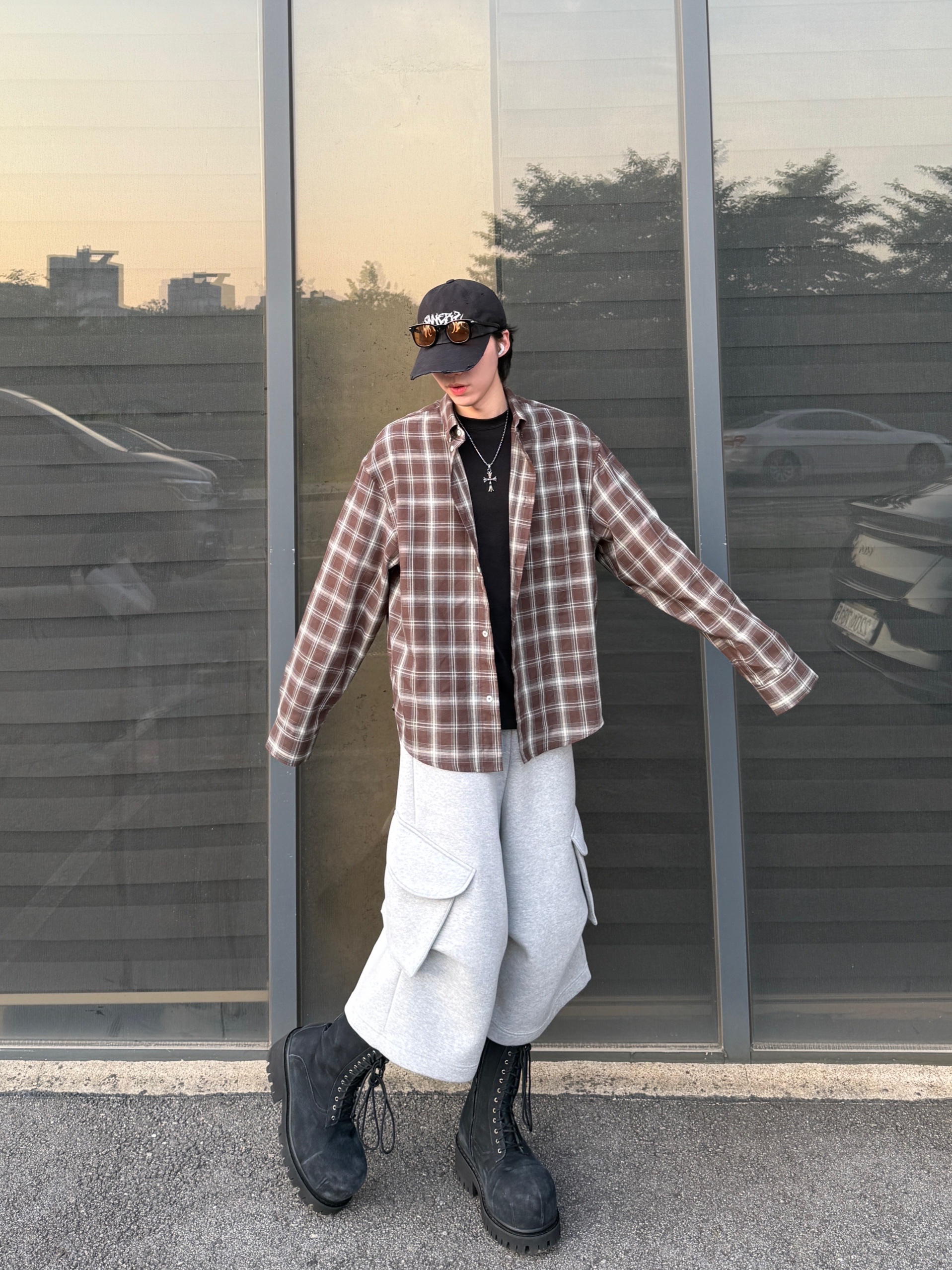 MJD x AAO Wide Cargo Bermuda Pants Grey, MJD Cropped Check Shirt Choco Brown 착용 스타일 - 7
