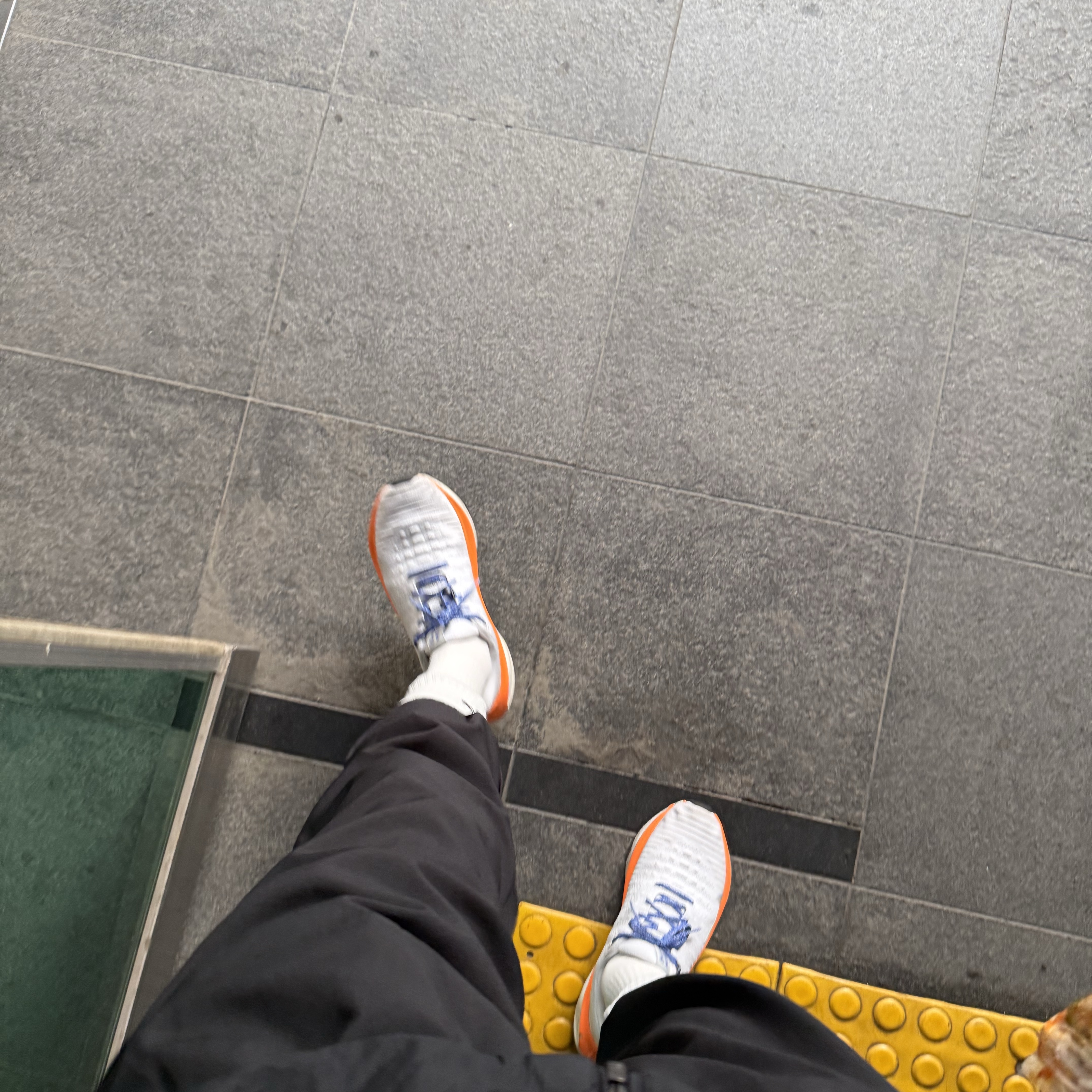 Nike Dri-Fit Challenger Woven Pants Black - Asia 착용 스타일