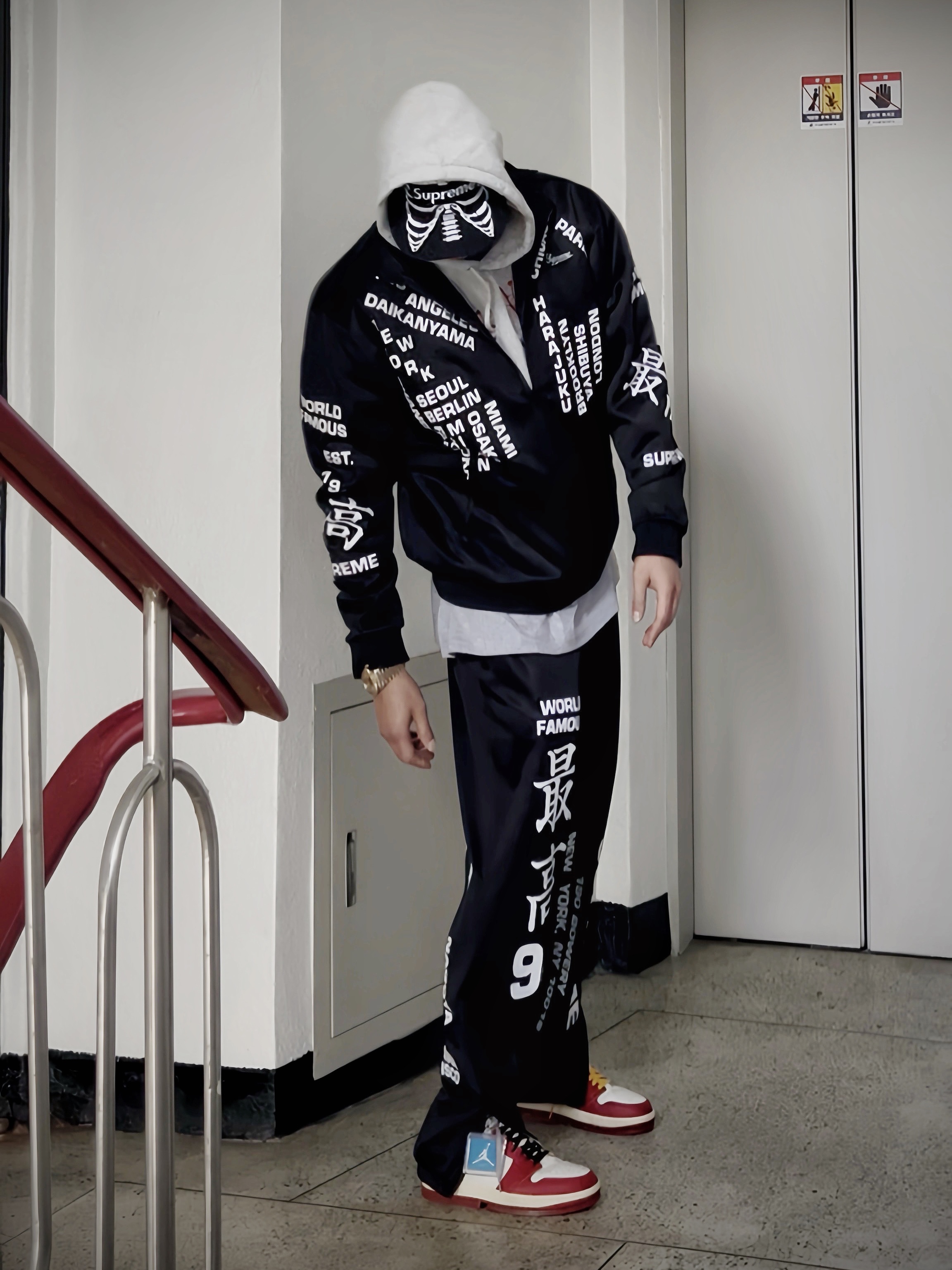 Supreme Bones Box Logo New Era Black - 25SS, Supreme Worldwide Tricot Track Jacket Black - 25SS 착용 스타일 - 3