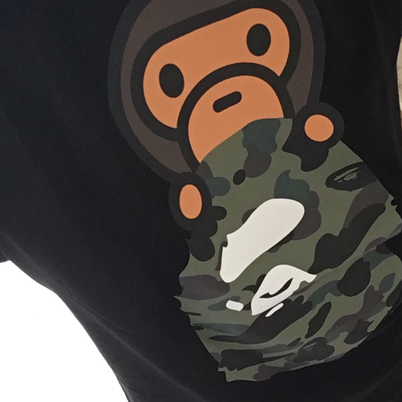 BAPE 1st Camo Milo on Ape Head T-Shirt Black Green 착용 스타일 - 1