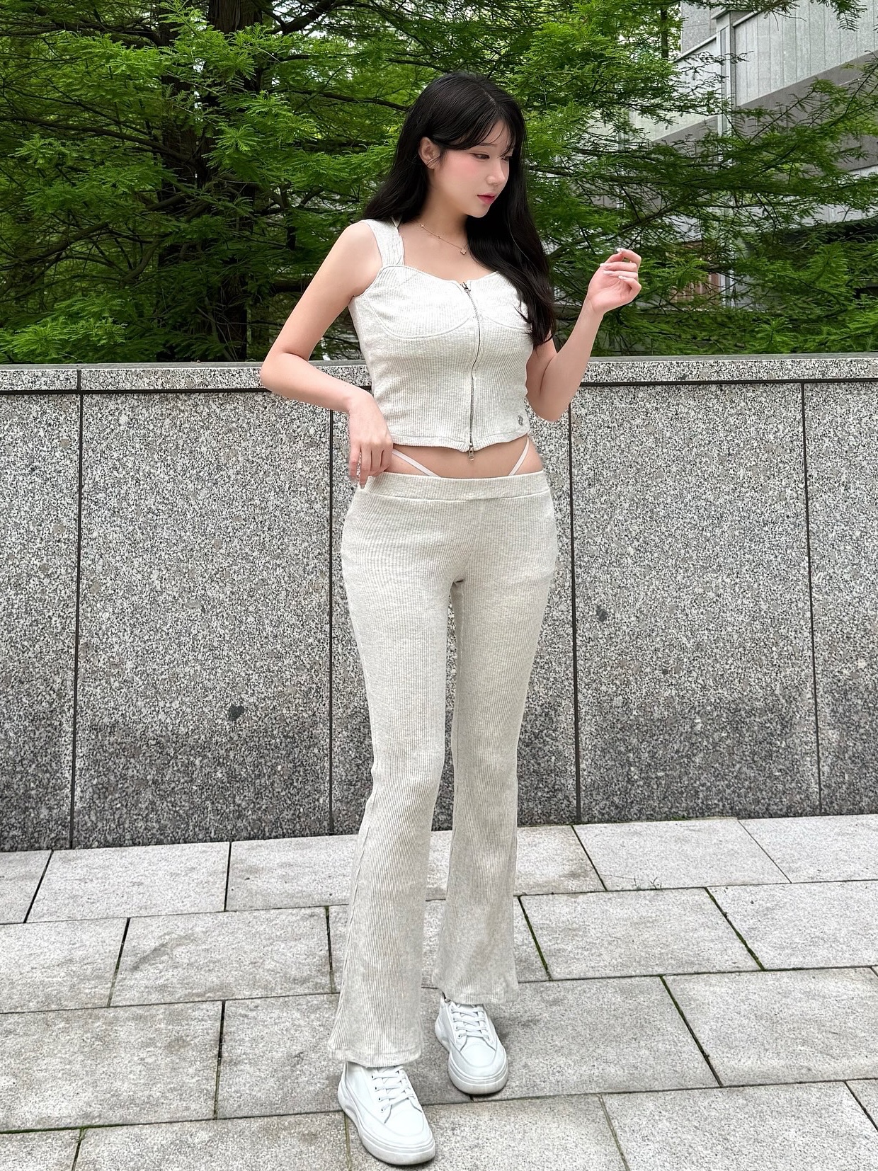 Don't Ask My Plan Luna Hooded Crop 2way Zip Up Sleeveless - Oatmeal, Don't Ask My Plan Luna Slim Fit Lowrise Pants - Oatmeal 착용 스타일 - 3