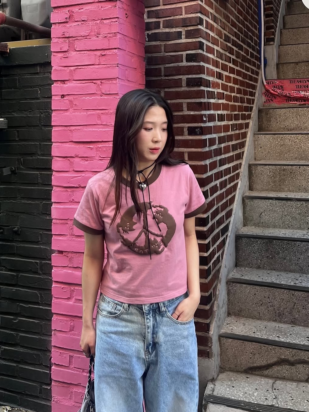 Dominant Purrfect Peace Ringer Crop T-Shirt Pink 착용 스타일 - 1