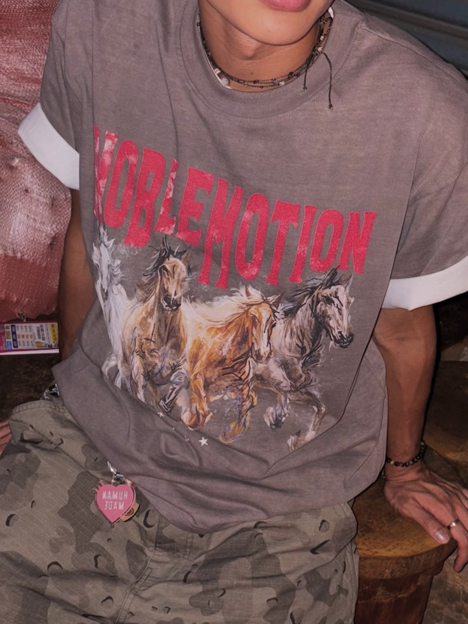 PHOS333 Hazzard 004 Noble Motion T-Shirt Ivory, PHOS333 Hazzard 004 Noble Motion T-Shirt Brown Grey 착용 스타일 - 2