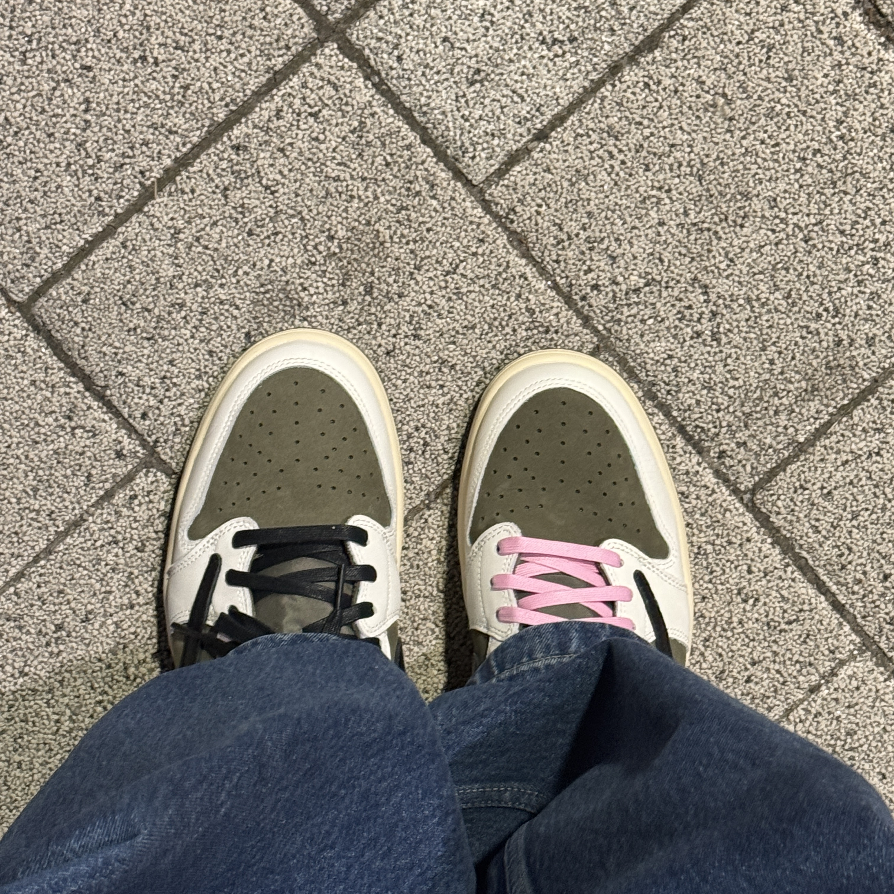 Jordan 1 x Travis Scott Retro Low OG SP Reverse Olive 착용 스타일 - 2
