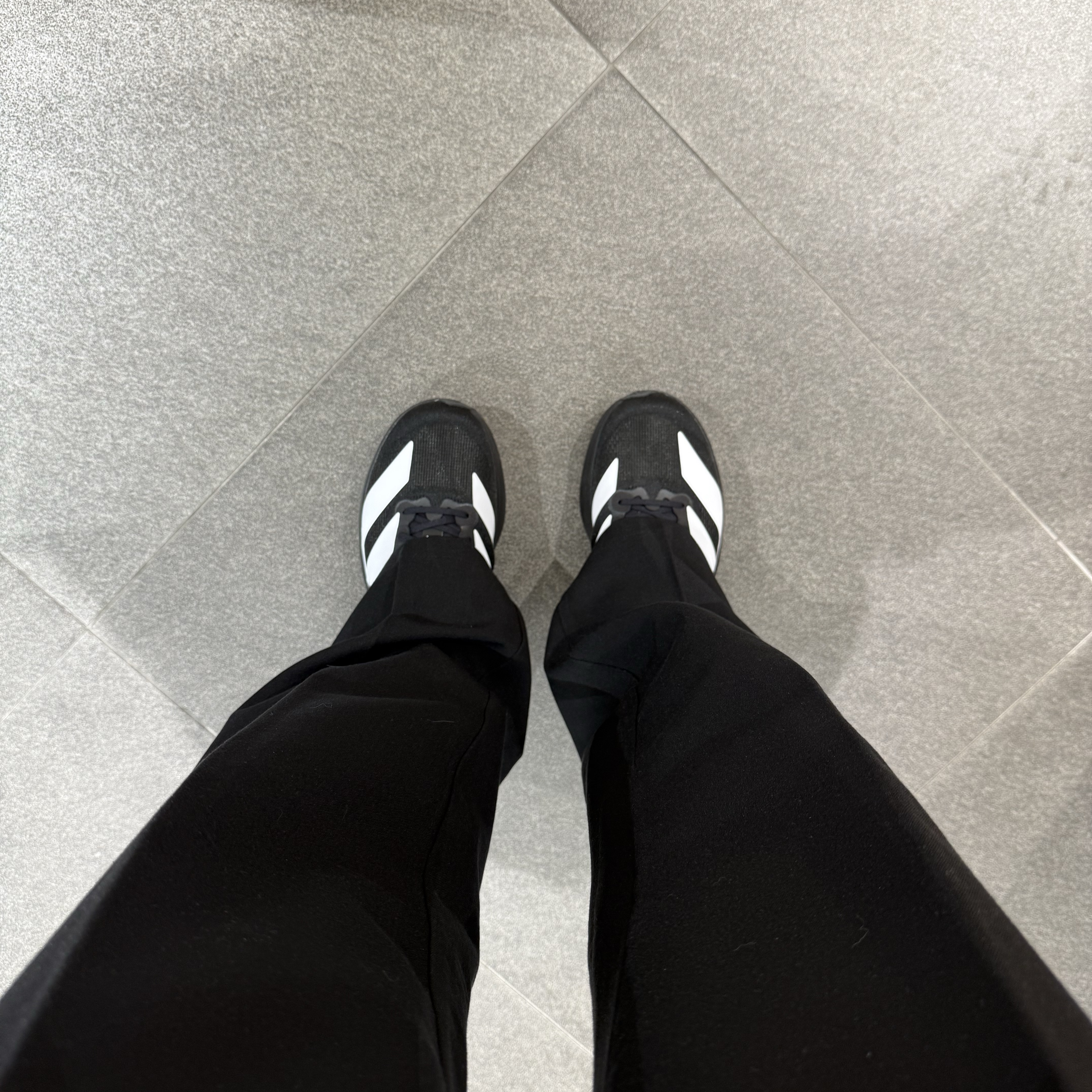 Adidas Adizero EVO SL Core Black Cloud White, Nike Dri-Fit Stride 5 Inch Brief Lined Running Shorts Black - Asia 착용 스타일 - 3