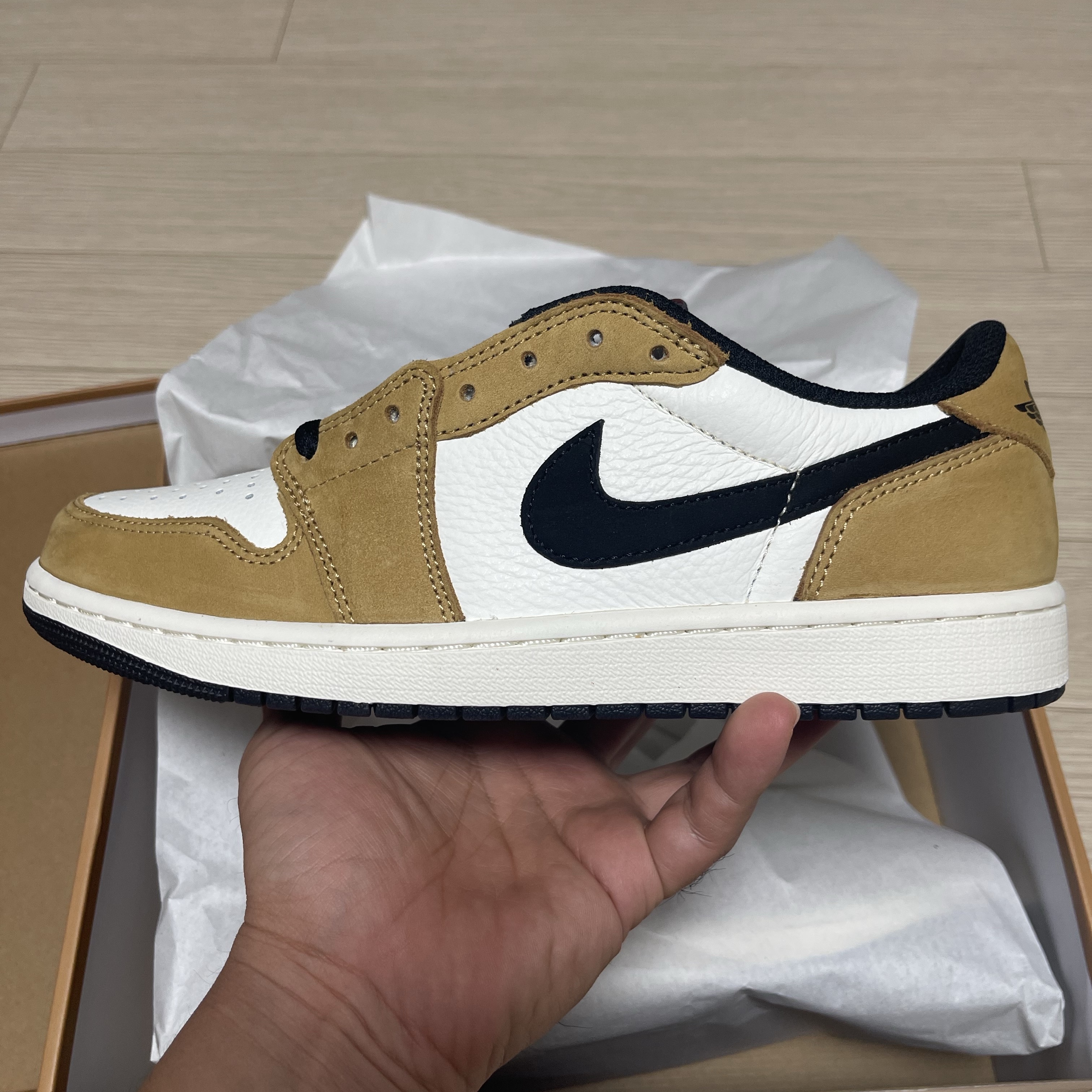 Jordan 1 Low OG Sail and Golden Harvest 착용 스타일