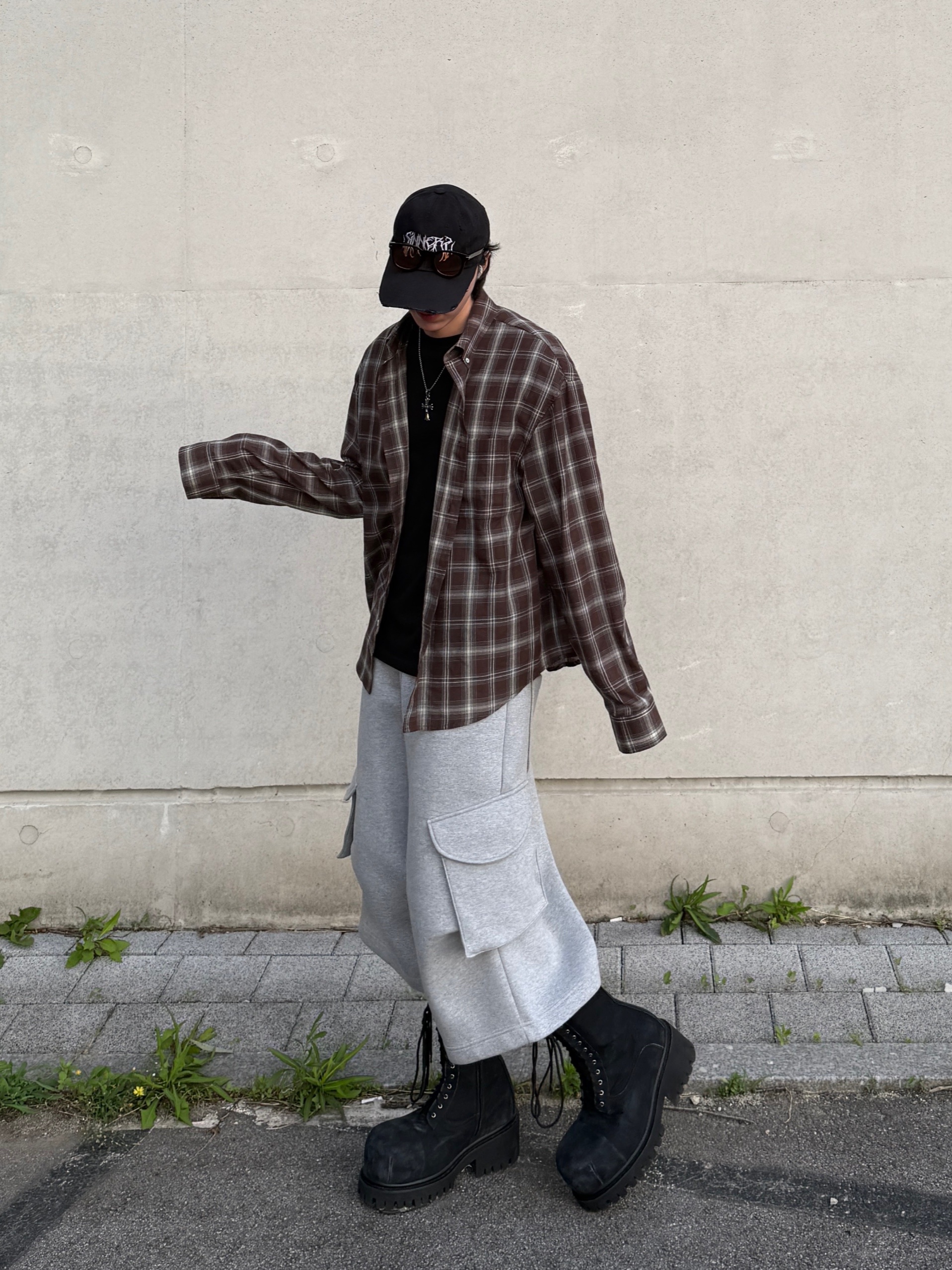 MJD x AAO Wide Cargo Bermuda Pants Grey, MJD Cropped Check Shirt Choco Brown 착용 스타일 - 6