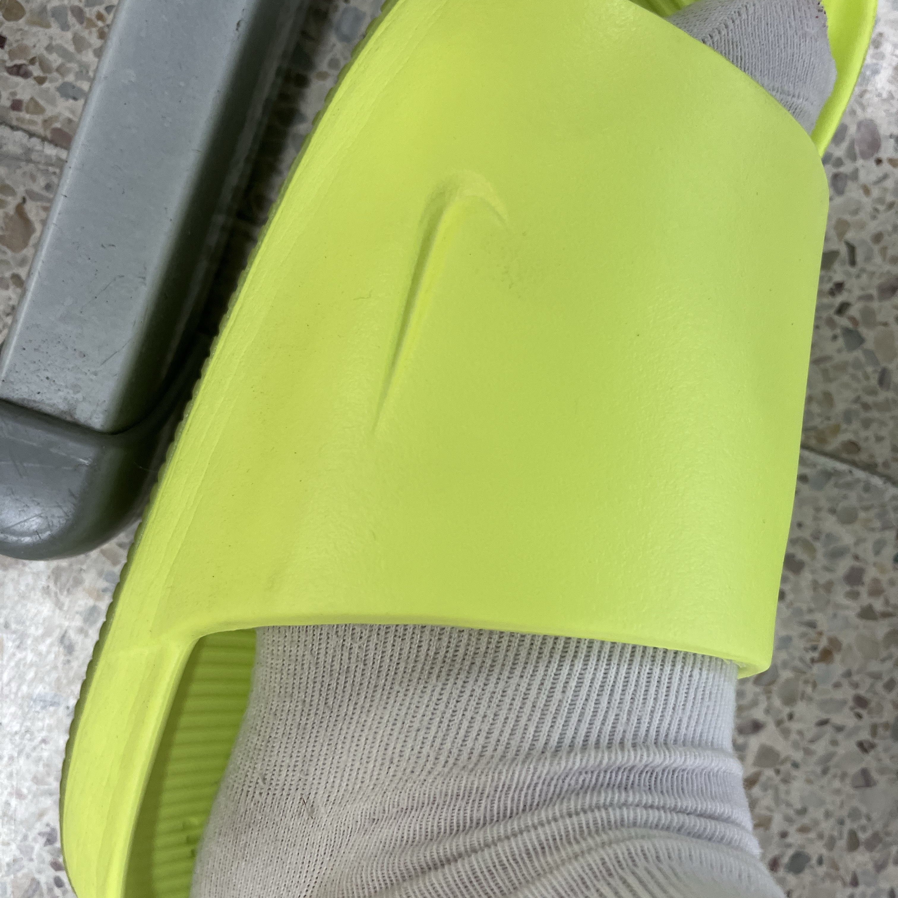 Nike Calm Slide Volt 착용 스타일 - 2