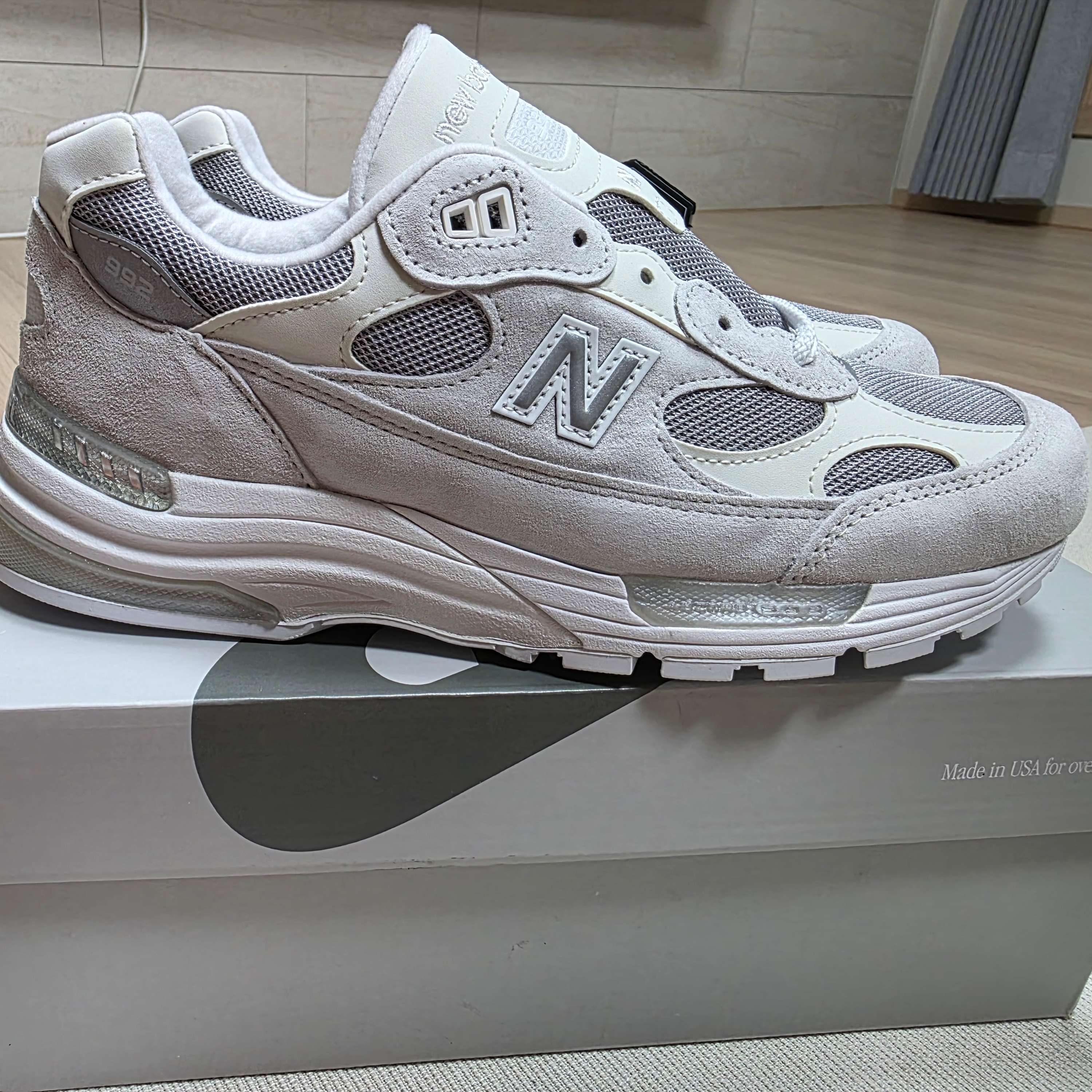 New Balance 992 Made in USA Core White Reflection 착용 스타일