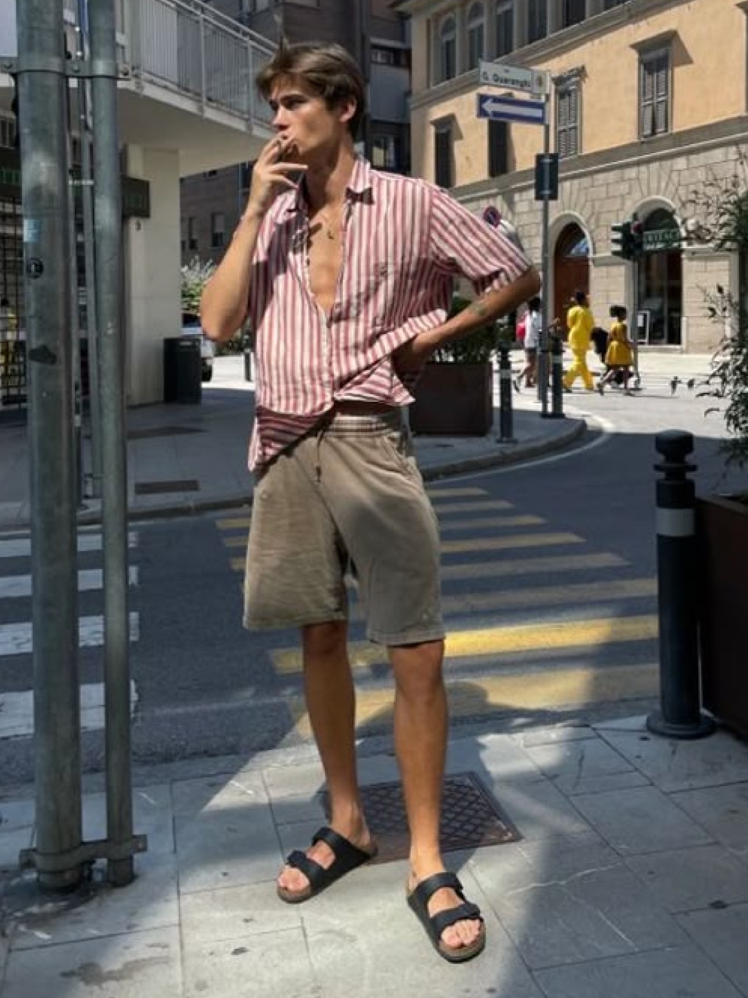 New Balance Kave Sandal Khaki, Birkenstock Arizona Essentials Eva Black - Regular 착용 스타일 - 3