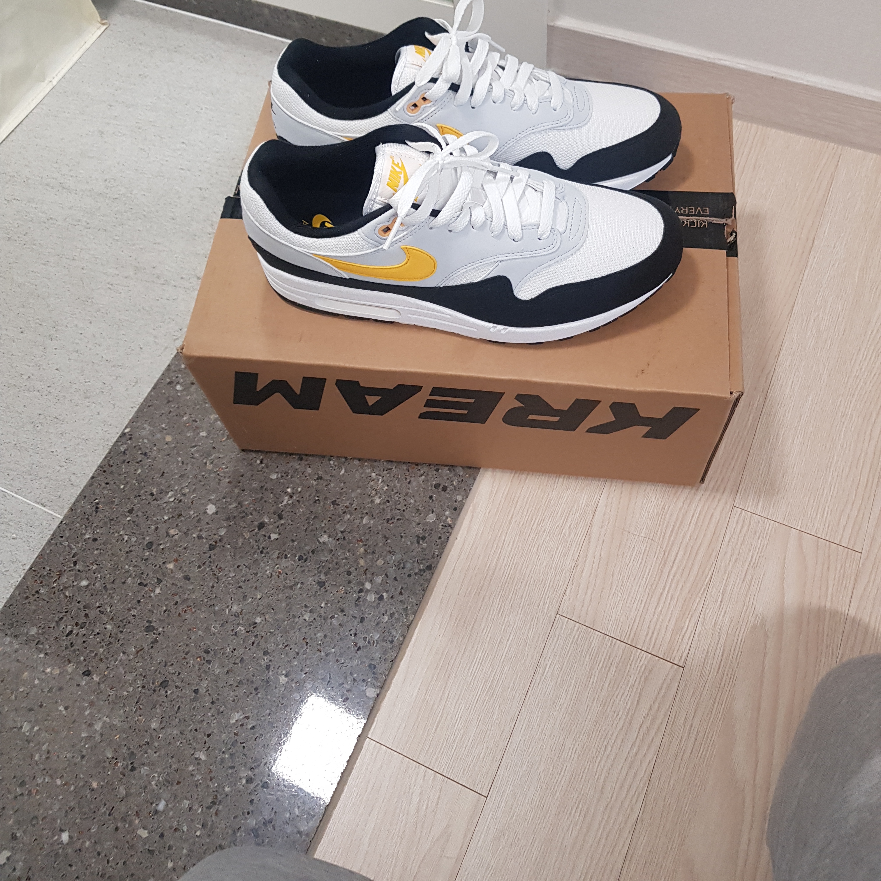 Nike Air Max 1 White University Gold 착용 스타일 - 3