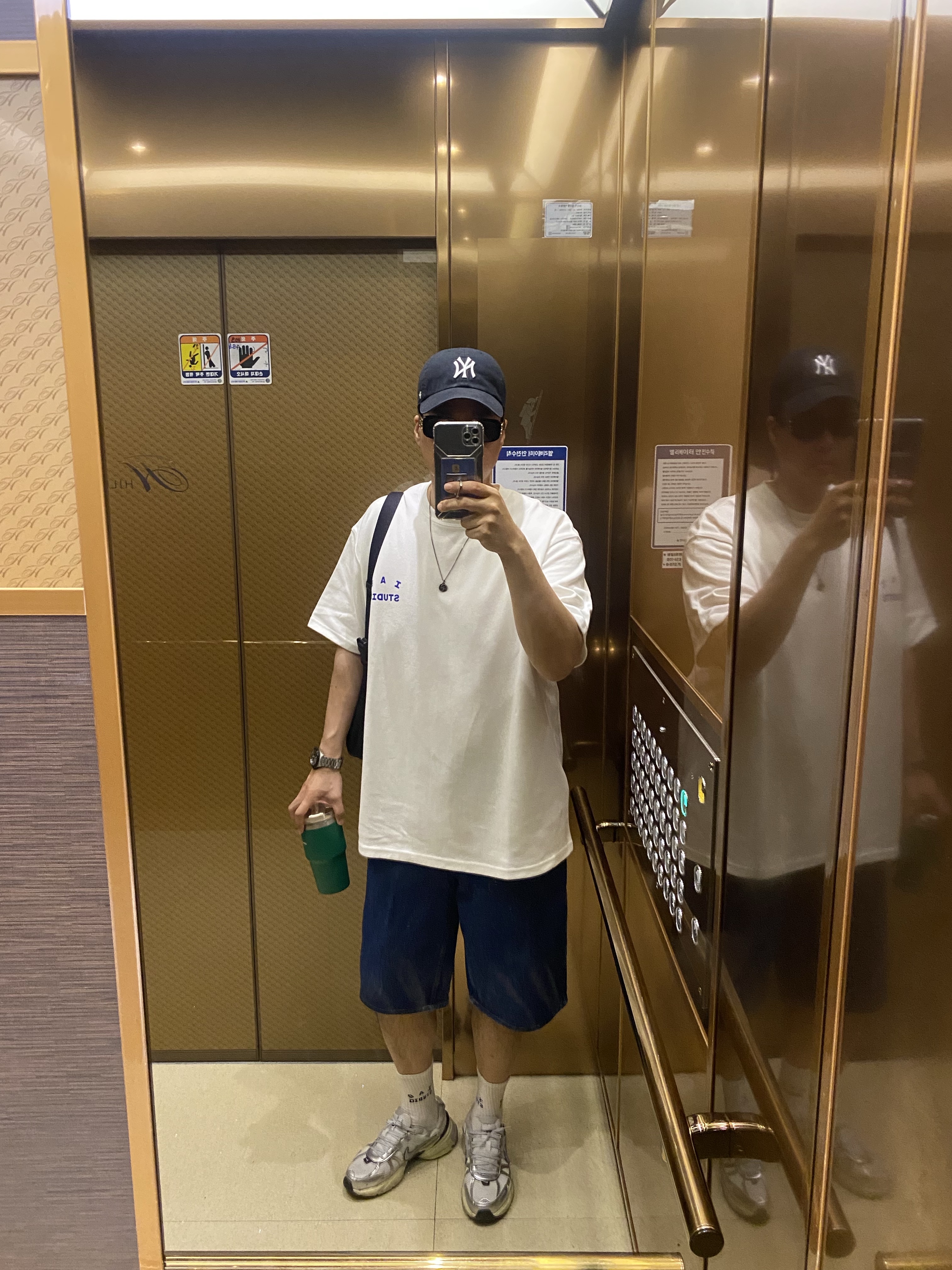 47 Brand New York Yankees BW Clean Up Black, IAB Studio 10th Anniversary T-Shirt White 착용 스타일 - 1