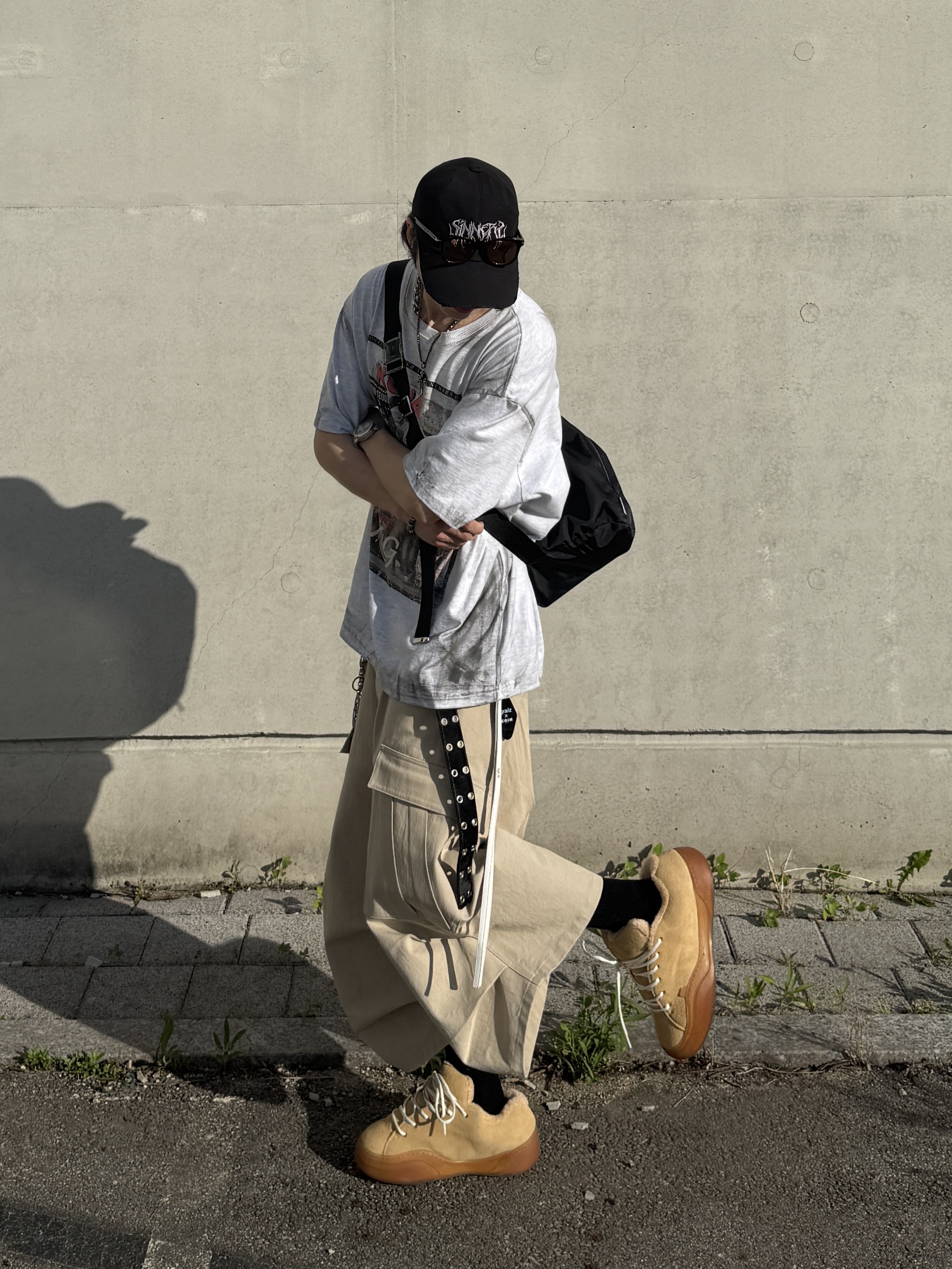 ERL Vamp Skate Shoes Sand, GRAILZ x KOIN SEOUL Magazine T-Shirts Melange Grey 착용 스타일 - 1