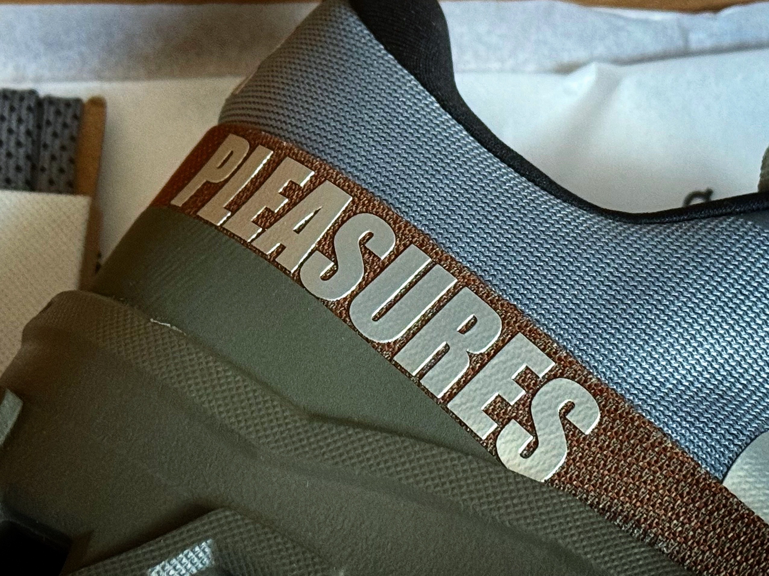 On Running x Pleasures x The Loop Cloudmonster 2 Mist Olive 착용 스타일 - 6