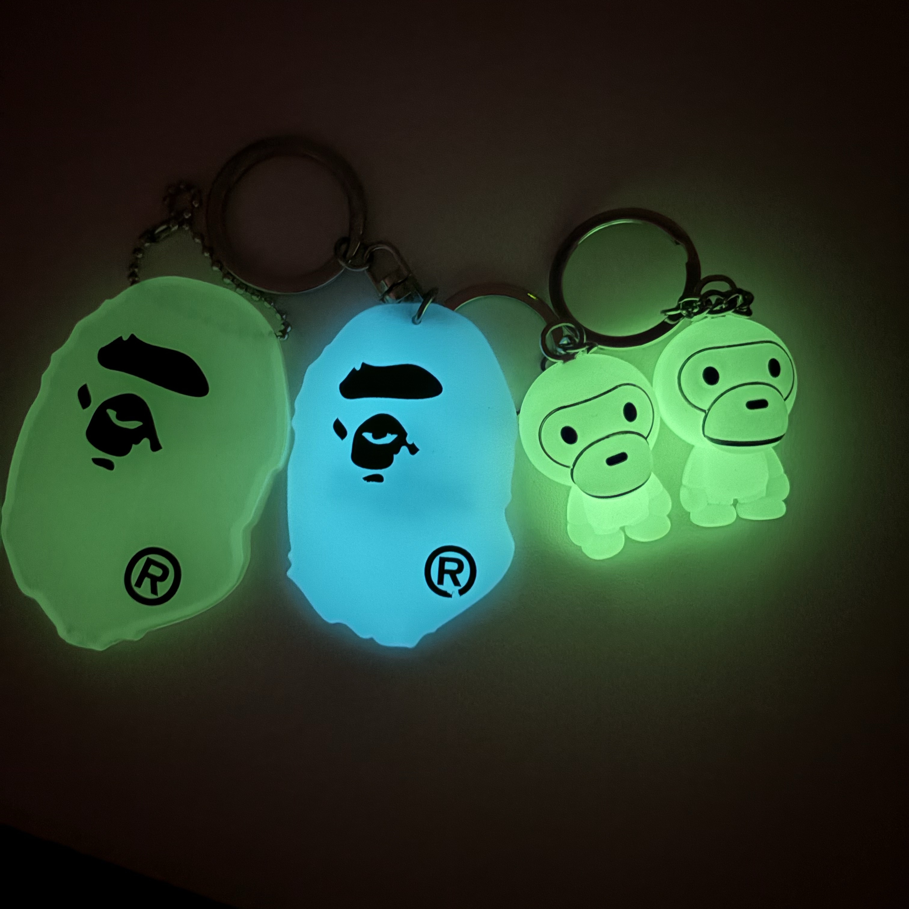 BAPE Glow In The Dark Ape Head Keychain White Green, BAPE Glow in The Dark Baby Milo Keychain Green 착용 스타일
