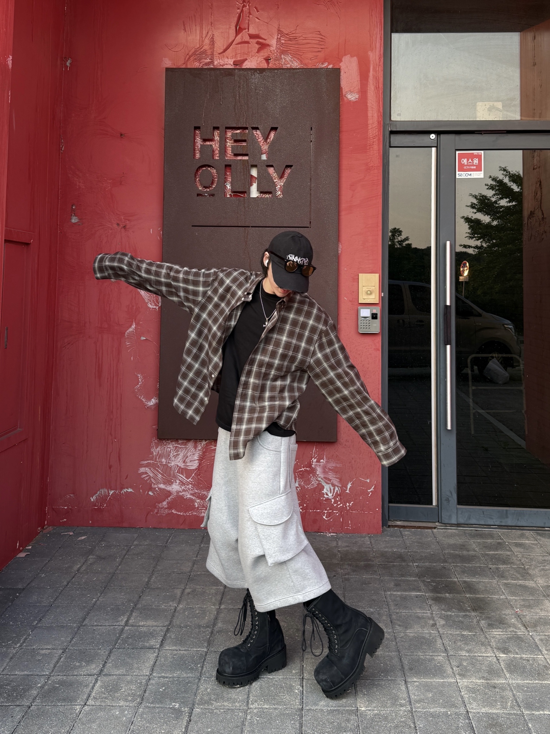 MJD x AAO Wide Cargo Bermuda Pants Grey, MJD Cropped Check Shirt Choco Brown 착용 스타일 - 3